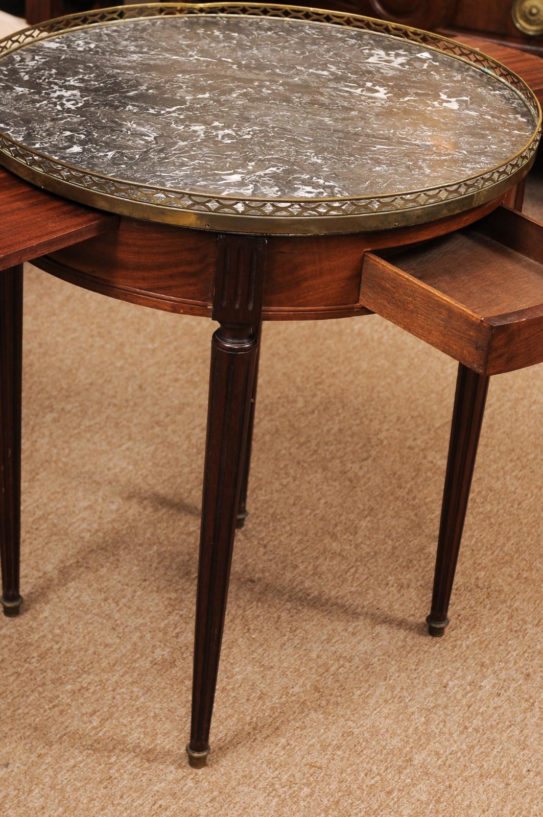 Französischer Bouillotte-Tisch im Louis-XVI-Stil aus Mahagoni mit dunkelgrauer Marmorplatte im Angebot 1