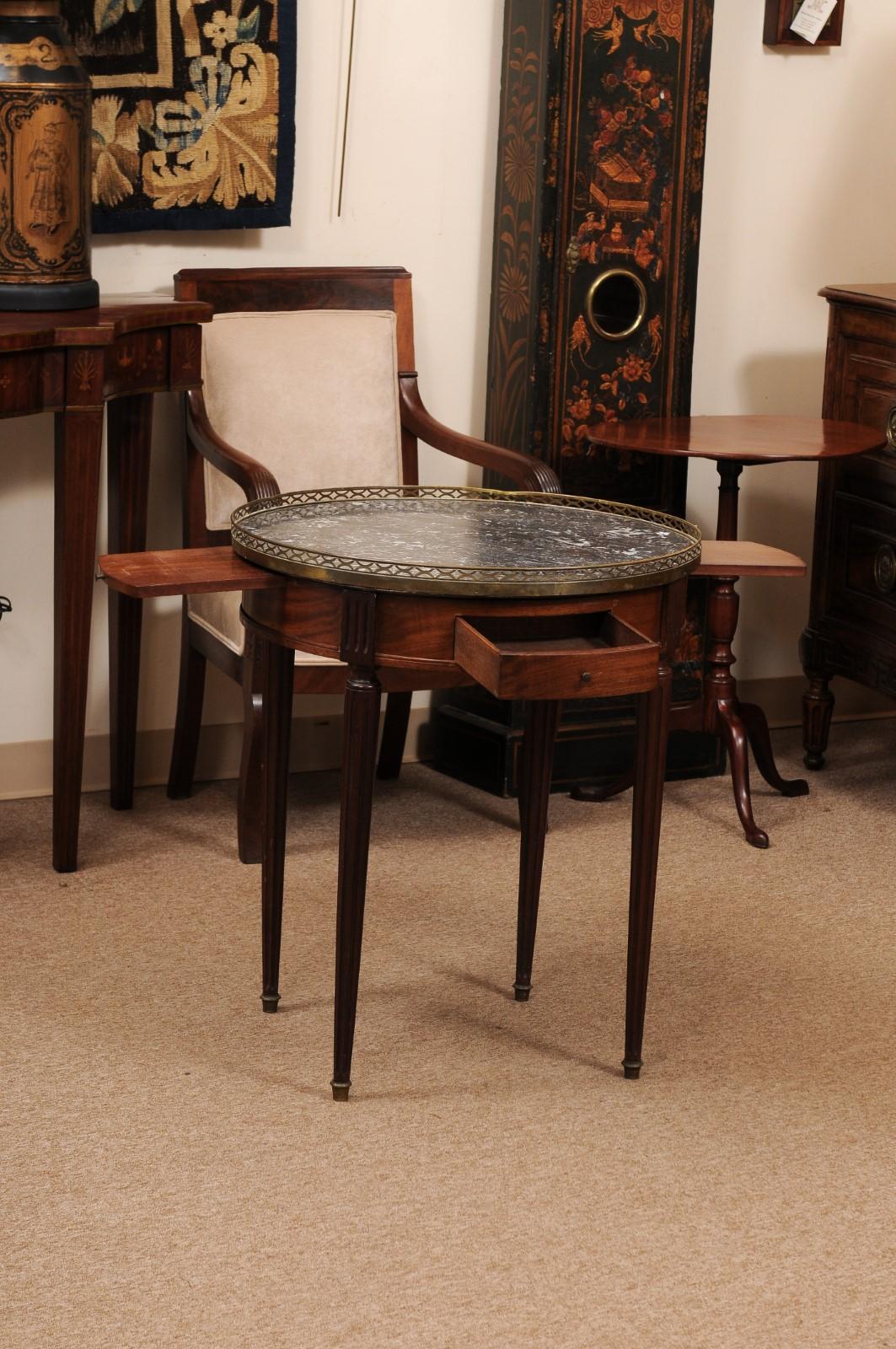 Französischer Bouillotte-Tisch im Louis-XVI-Stil aus Mahagoni mit dunkelgrauer Marmorplatte im Angebot 2