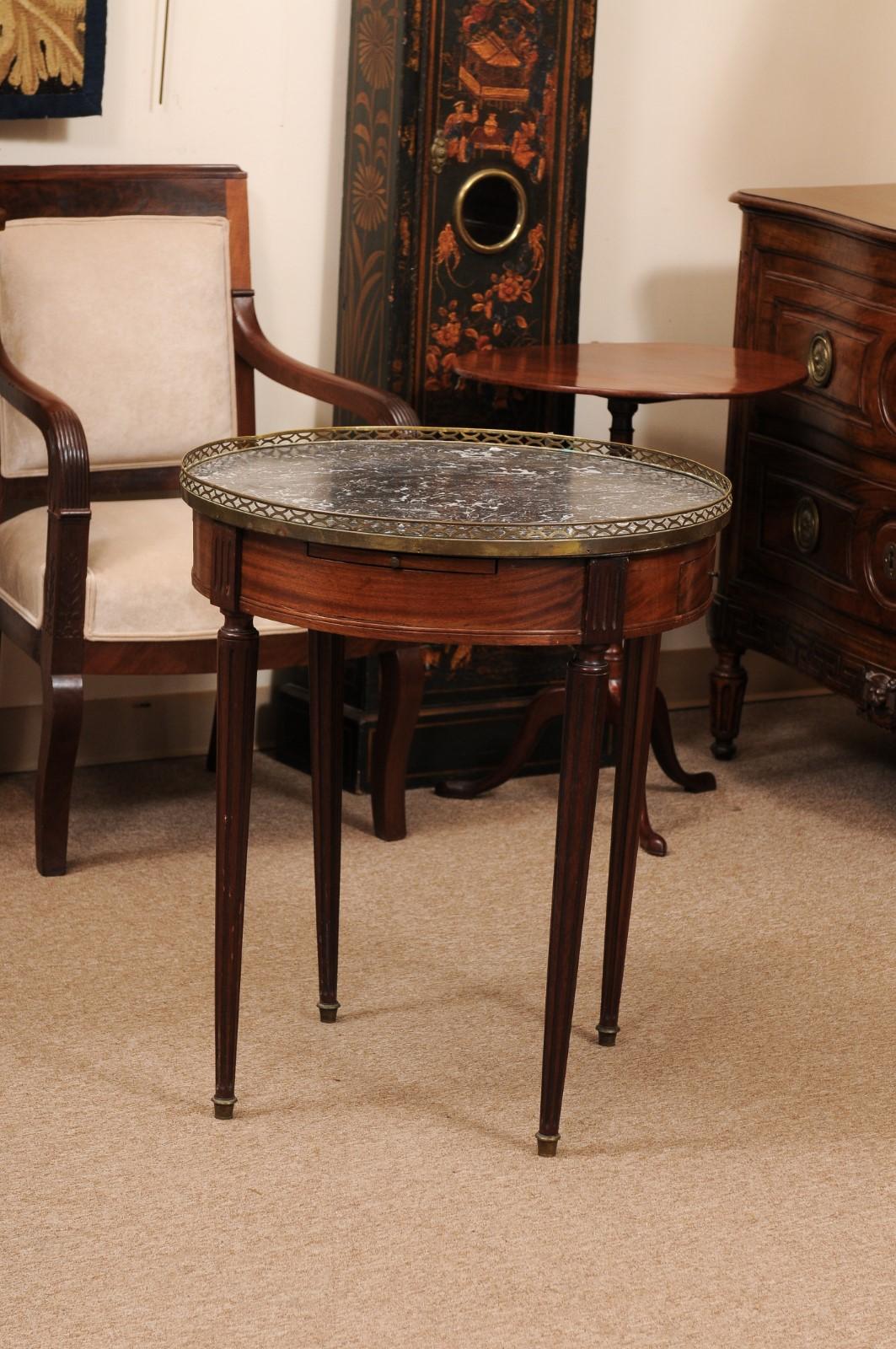 Französischer Bouillotte-Tisch im Louis-XVI-Stil aus Mahagoni mit dunkelgrauer Marmorplatte im Angebot 3