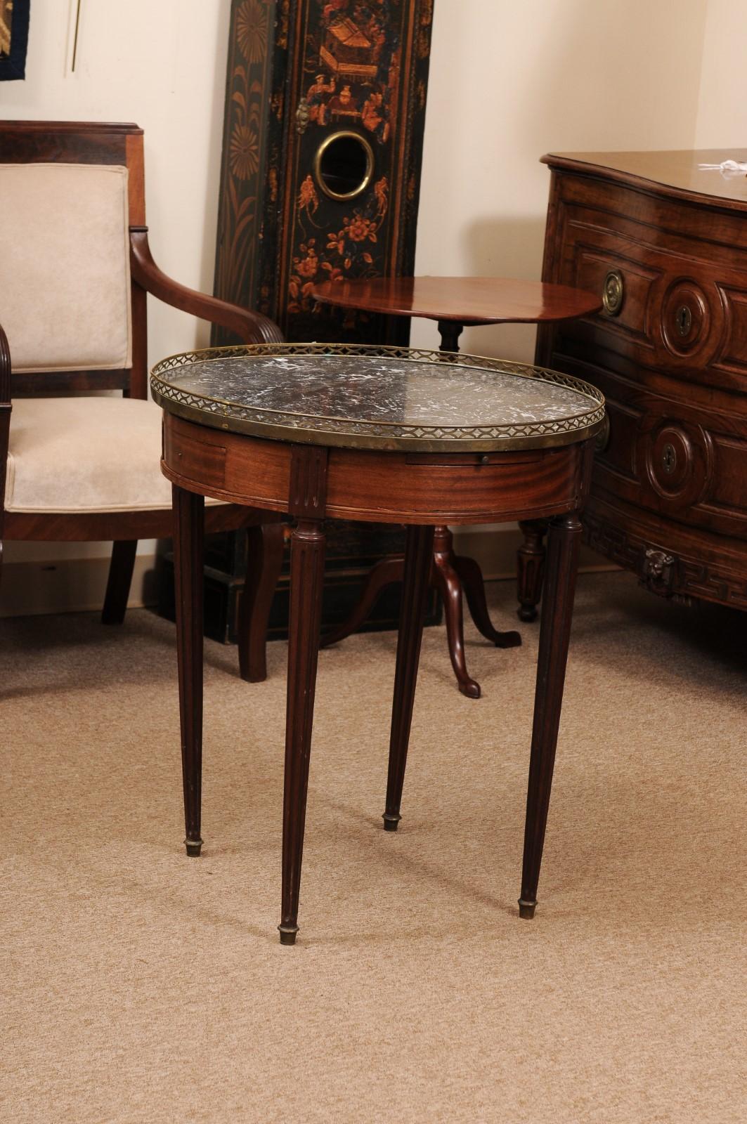 Französischer Bouillotte-Tisch im Louis-XVI-Stil aus Mahagoni mit dunkelgrauer Marmorplatte im Angebot 4