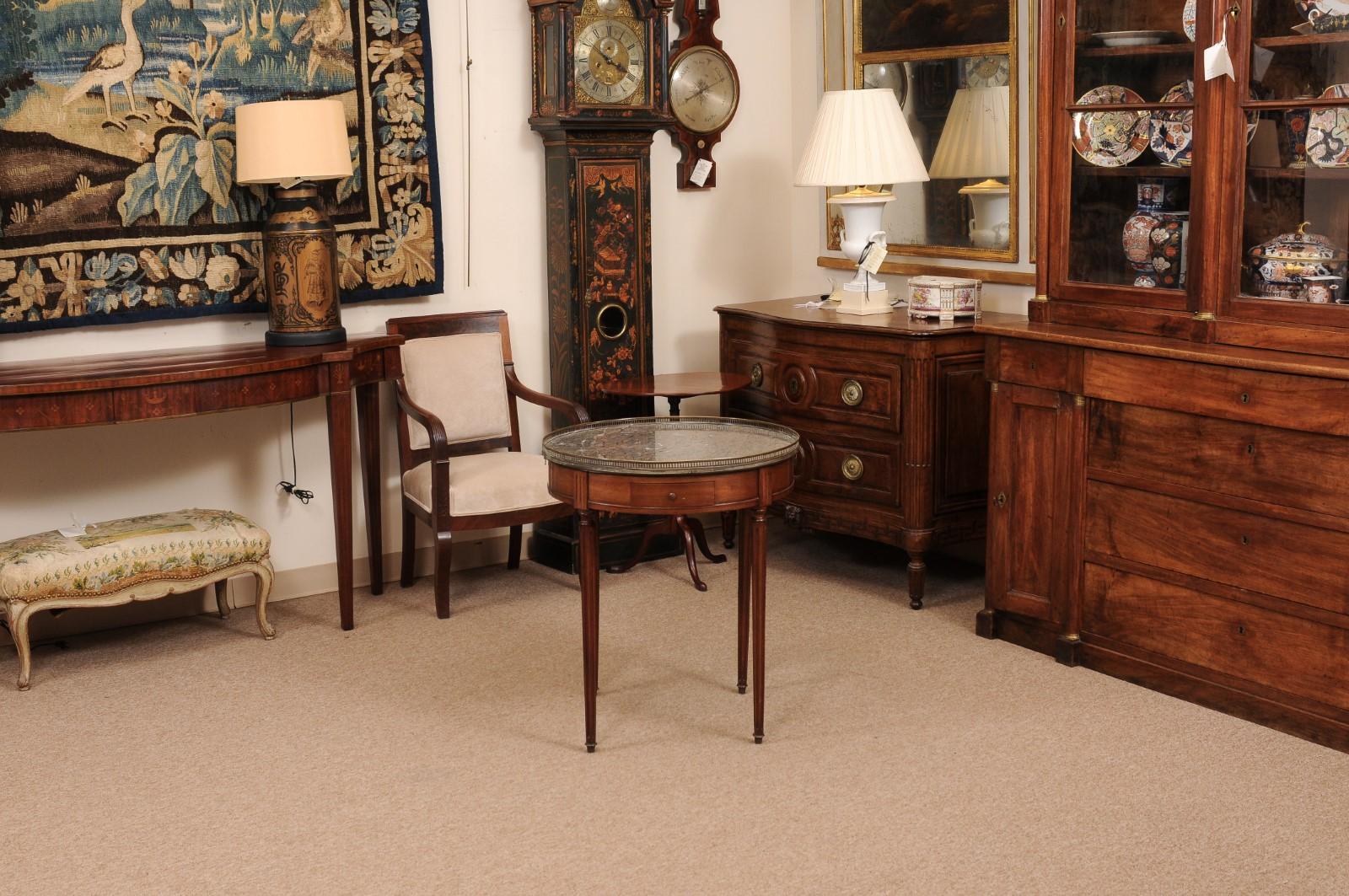Französischer Bouillotte-Tisch im Louis-XVI-Stil aus Mahagoni mit grauer Austernmarmorplatte im Angebot 4