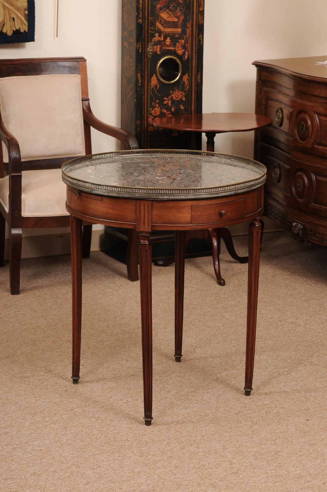 Französischer Bouillotte-Tisch im Louis-XVI-Stil aus Mahagoni mit grauer Austernmarmorplatte im Angebot 5