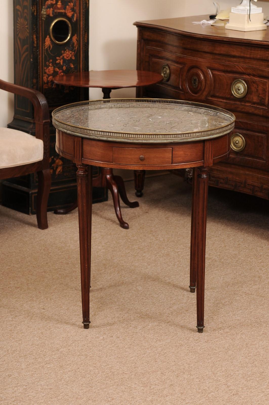 Französischer Bouillotte-Tisch im Louis-XVI-Stil aus Mahagoni mit grauer Austernmarmorplatte im Angebot 6