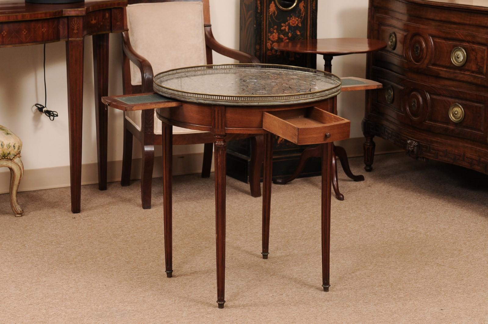 Französischer Bouillotte-Tisch im Louis-XVI-Stil aus Mahagoni mit grauer Austernmarmorplatte (Louis XVI.) im Angebot