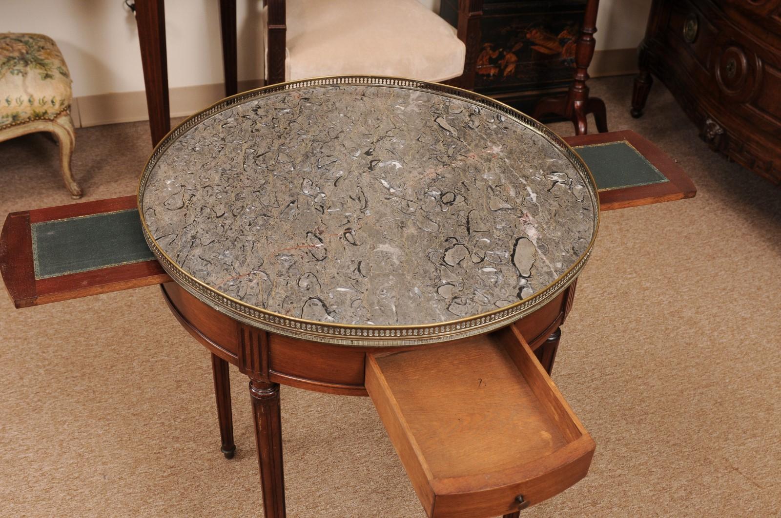 Französischer Bouillotte-Tisch im Louis-XVI-Stil aus Mahagoni mit grauer Austernmarmorplatte im Zustand „Relativ gut“ im Angebot in Atlanta, GA