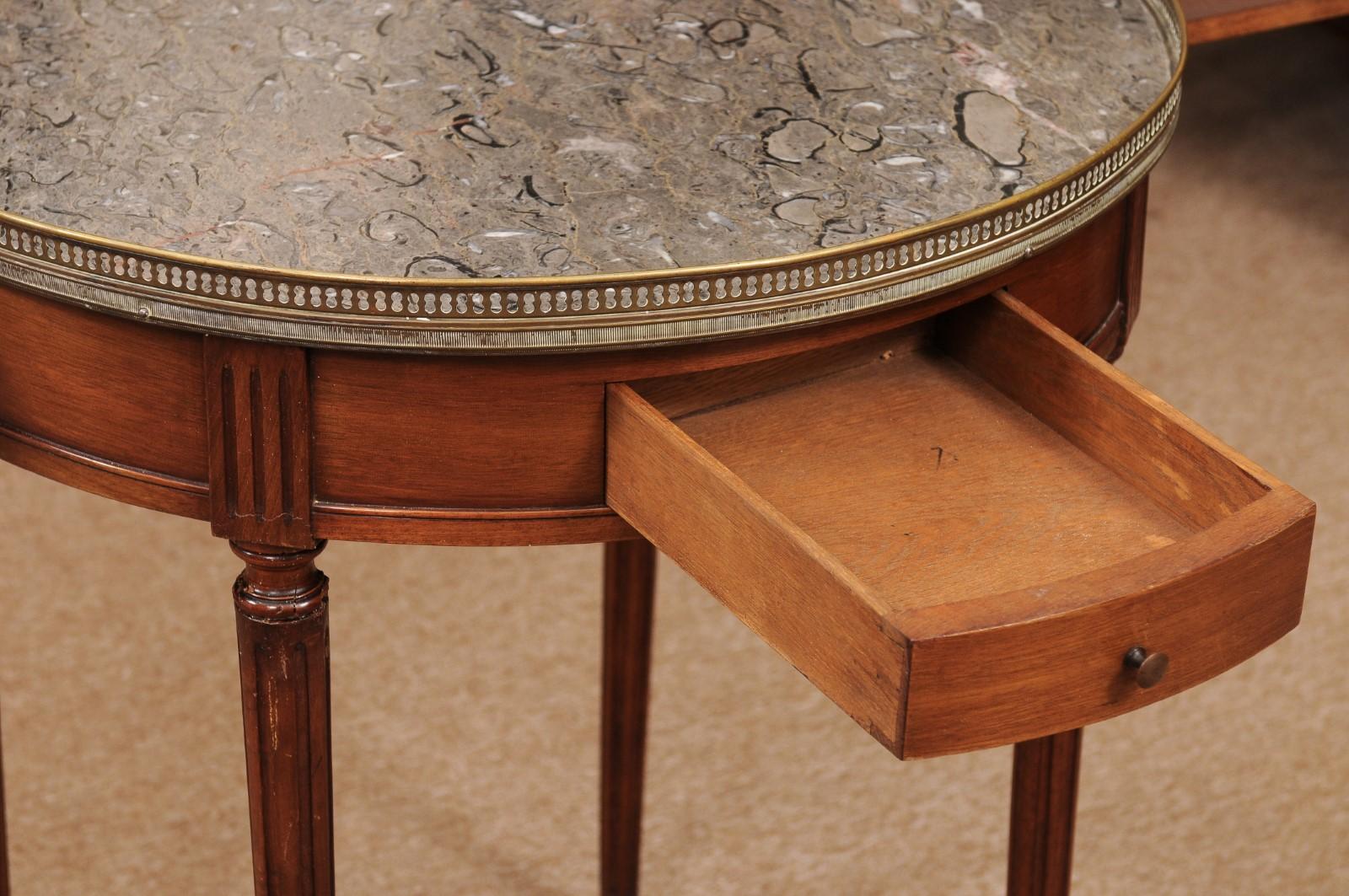 Französischer Bouillotte-Tisch im Louis-XVI-Stil aus Mahagoni mit grauer Austernmarmorplatte (20. Jahrhundert) im Angebot
