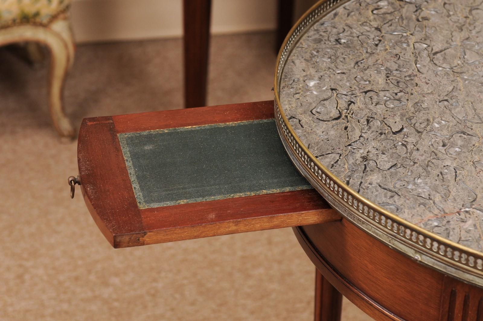 Französischer Bouillotte-Tisch im Louis-XVI-Stil aus Mahagoni mit grauer Austernmarmorplatte (Marmor) im Angebot