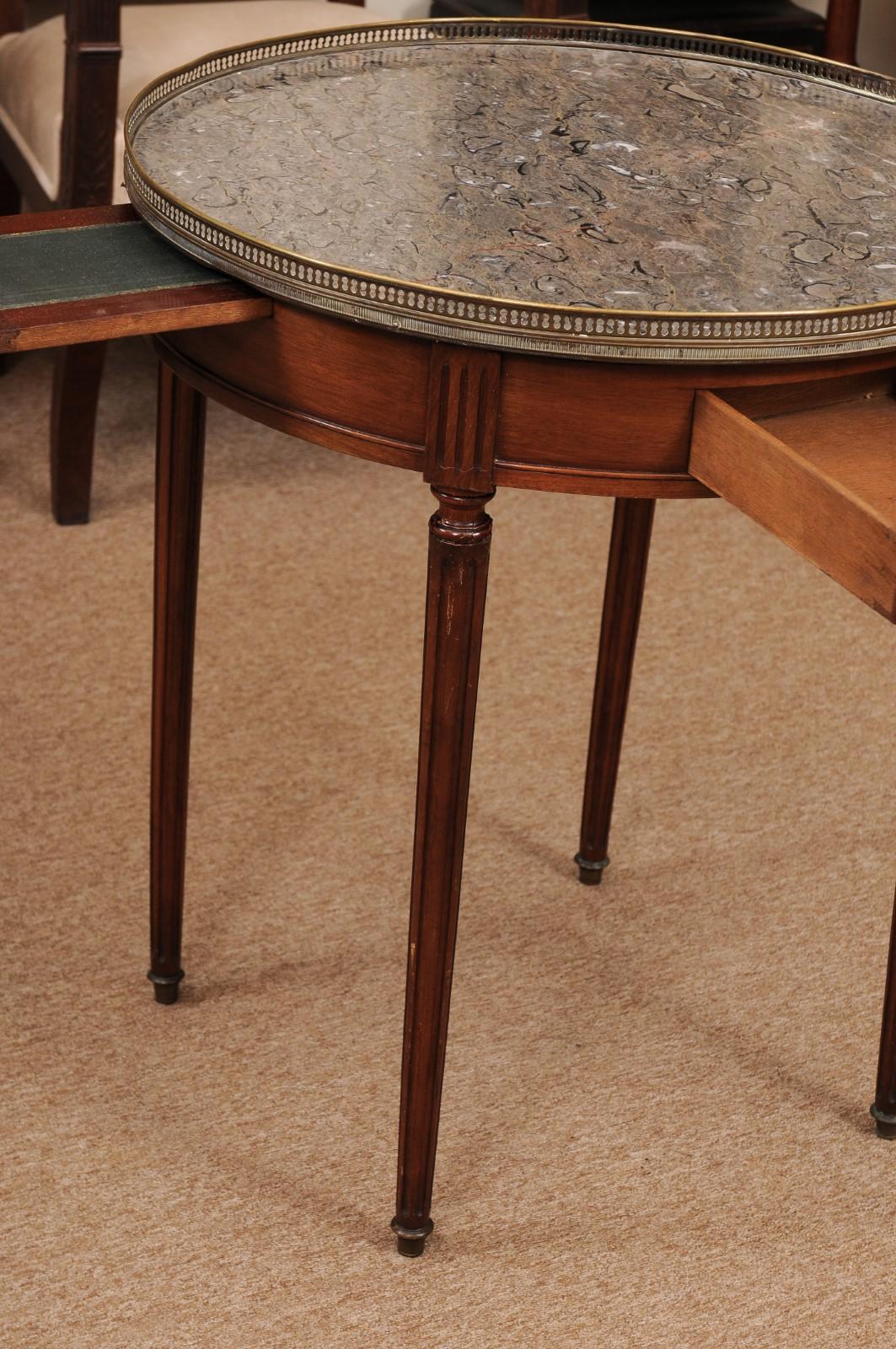 Französischer Bouillotte-Tisch im Louis-XVI-Stil aus Mahagoni mit grauer Austernmarmorplatte im Angebot 1