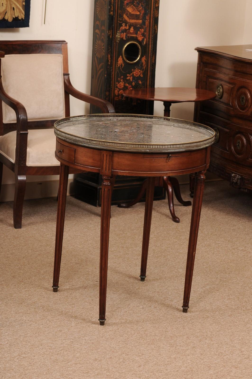 Französischer Bouillotte-Tisch im Louis-XVI-Stil aus Mahagoni mit grauer Austernmarmorplatte im Angebot 3
