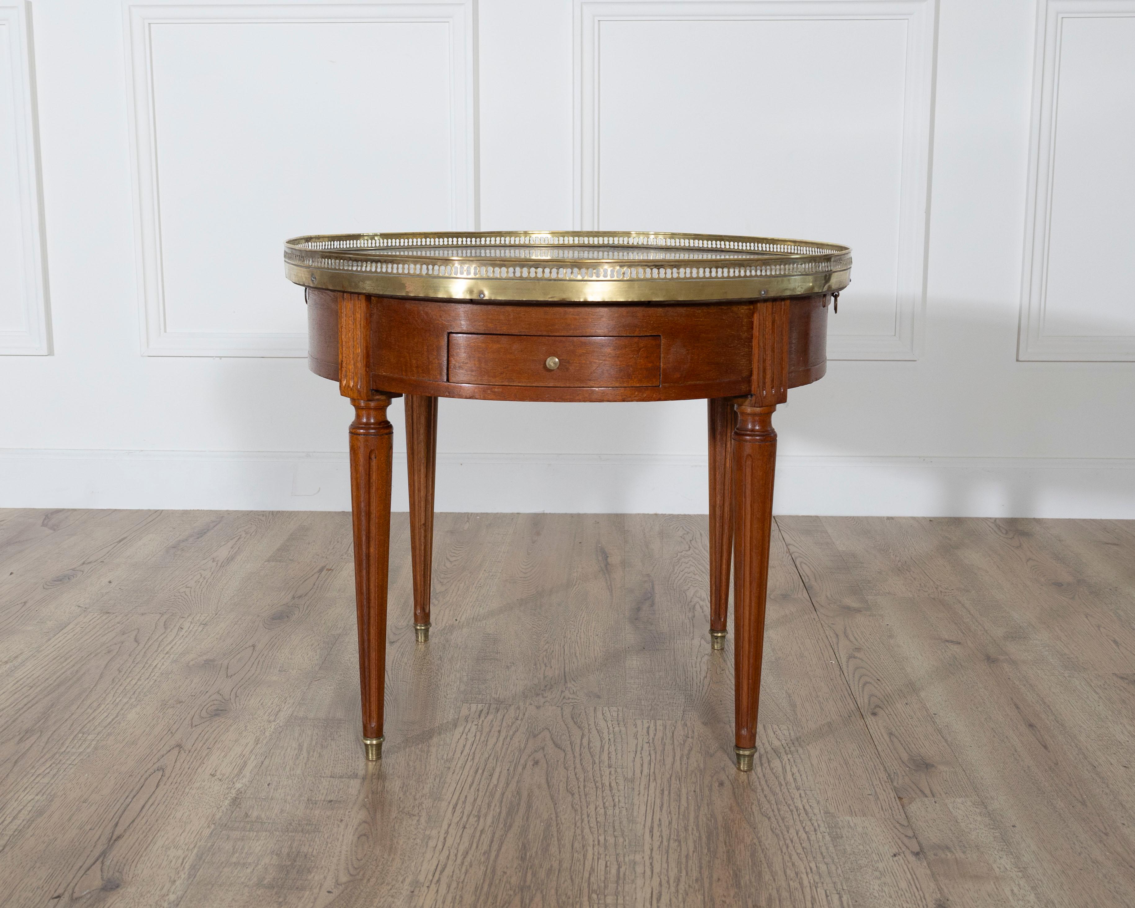 Französischer Mahagoni-Bouillotte-Tisch im Louis-XVI-Stil mit Marmorplatte, Anfang 20. (Louis XVI.) im Angebot