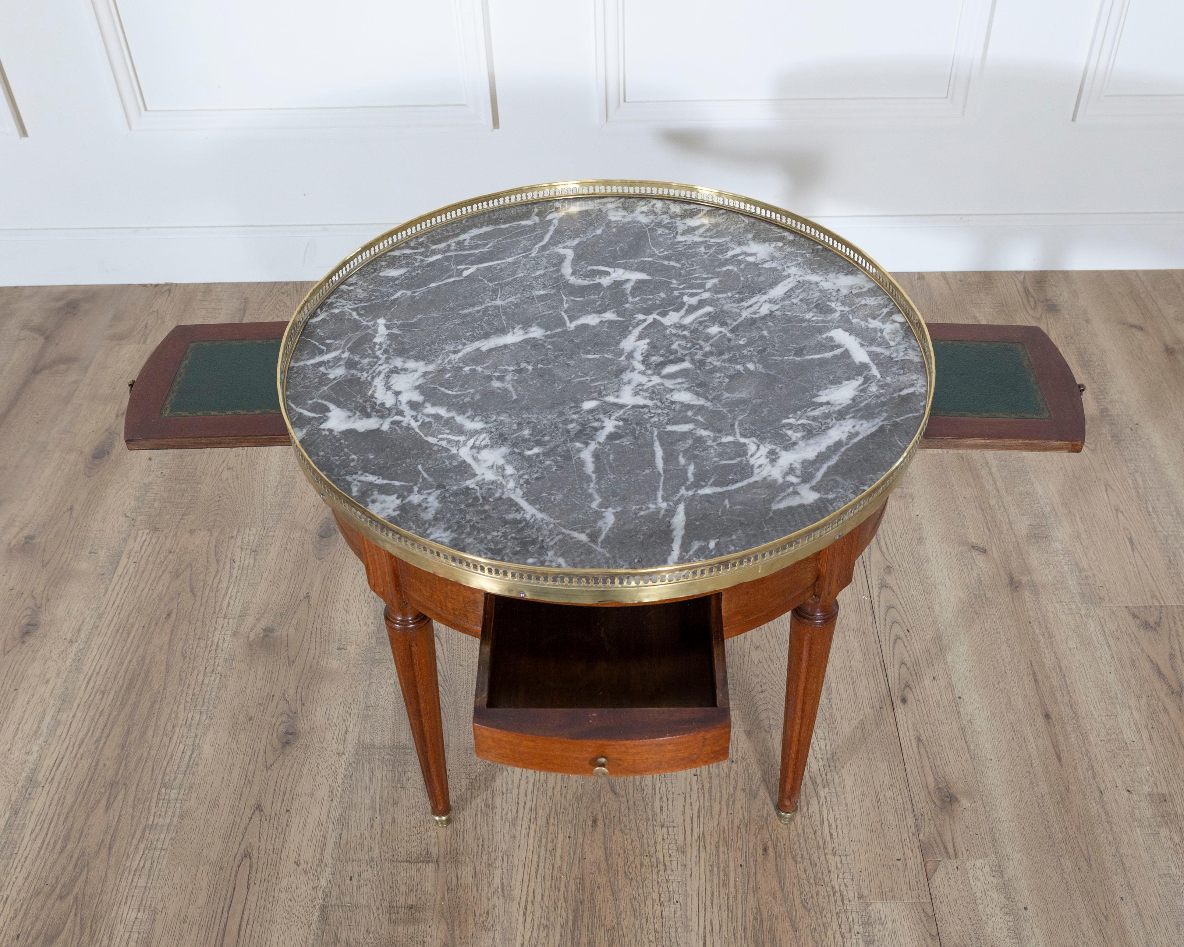 Französischer Mahagoni-Bouillotte-Tisch im Louis-XVI-Stil mit Marmorplatte, Anfang 20. (Poliert) im Angebot