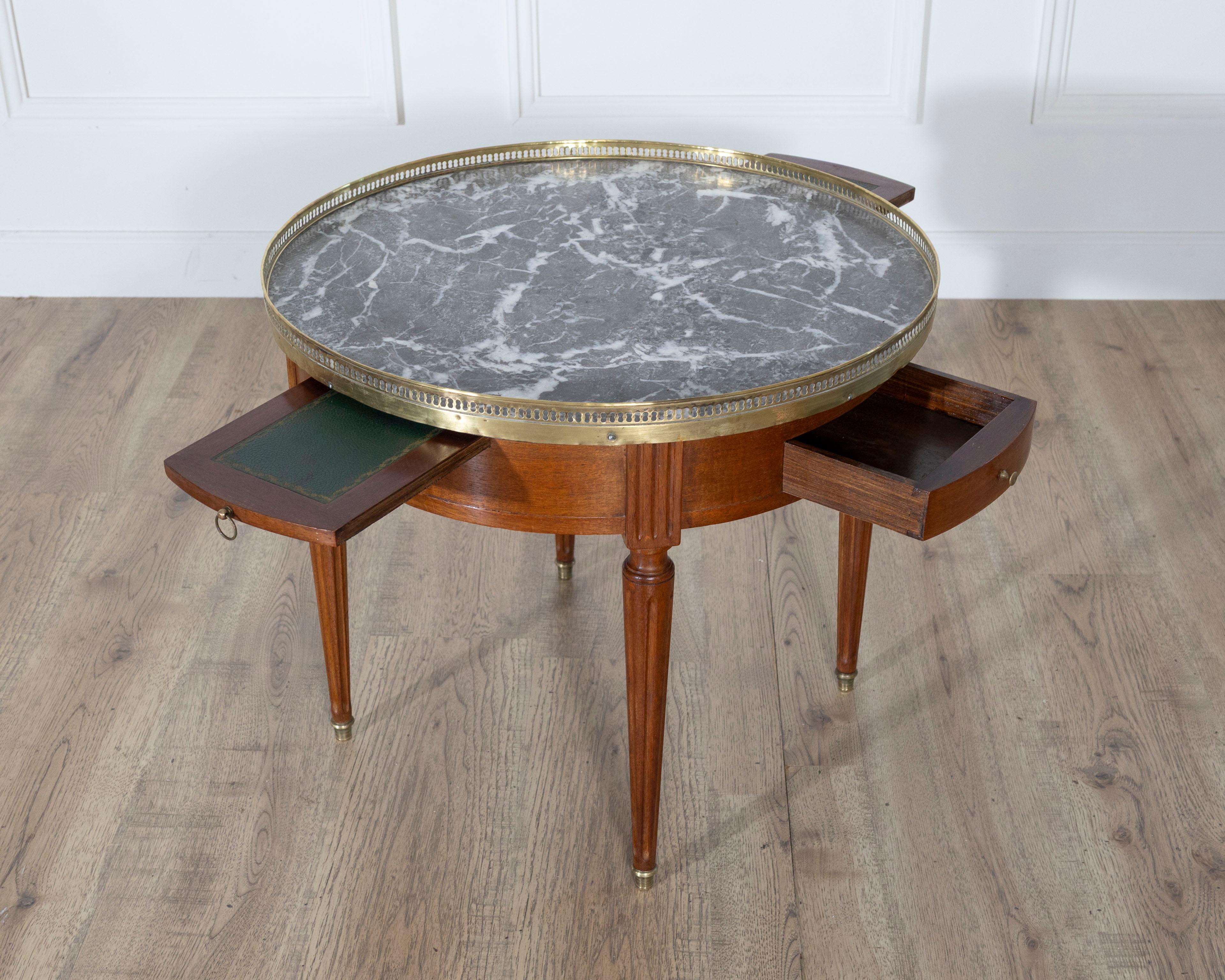 Französischer Mahagoni-Bouillotte-Tisch im Louis-XVI-Stil mit Marmorplatte, Anfang 20. im Zustand „Gut“ im Angebot in Atlanta, GA