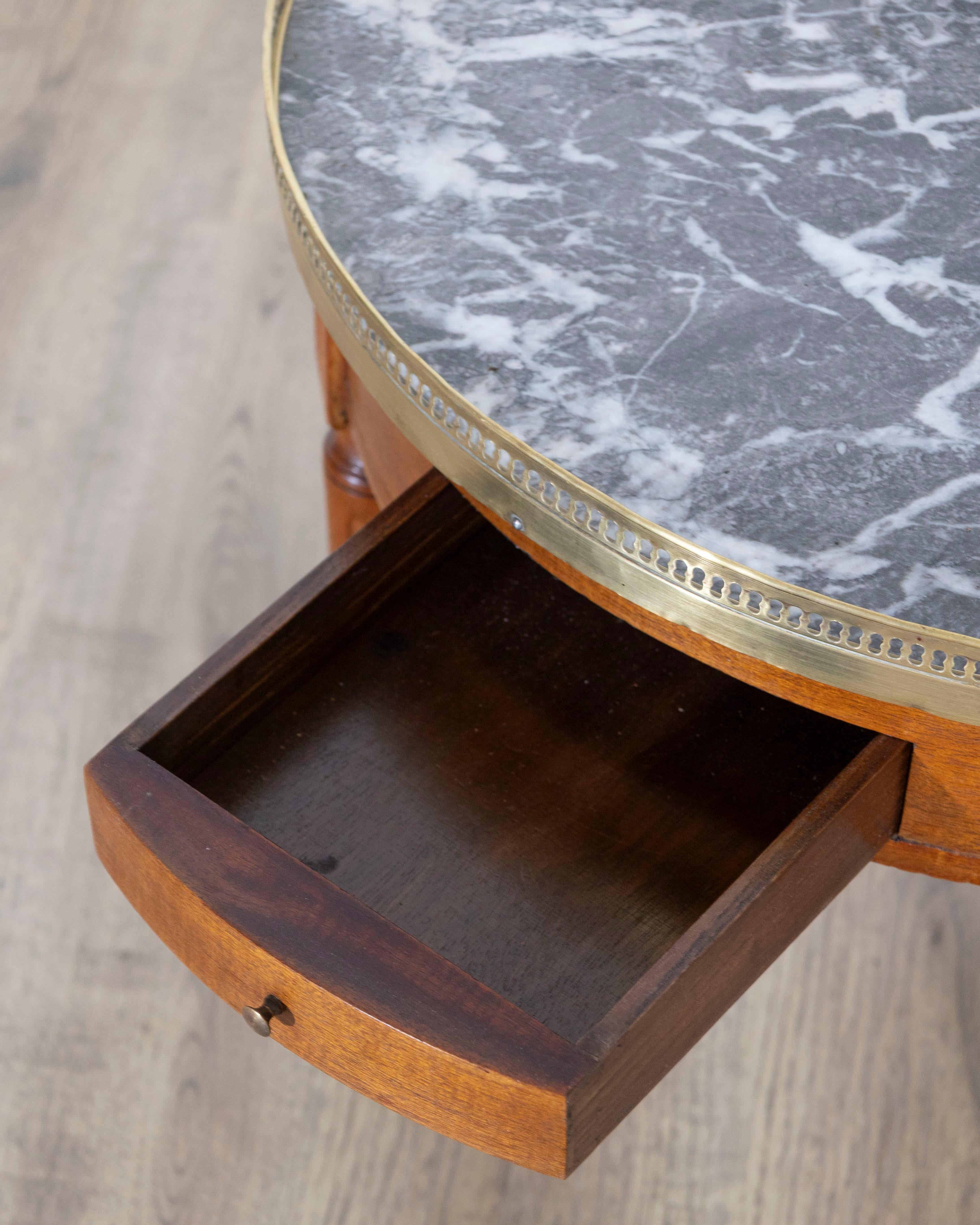 Französischer Mahagoni-Bouillotte-Tisch im Louis-XVI-Stil mit Marmorplatte, Anfang 20. (20. Jahrhundert) im Angebot