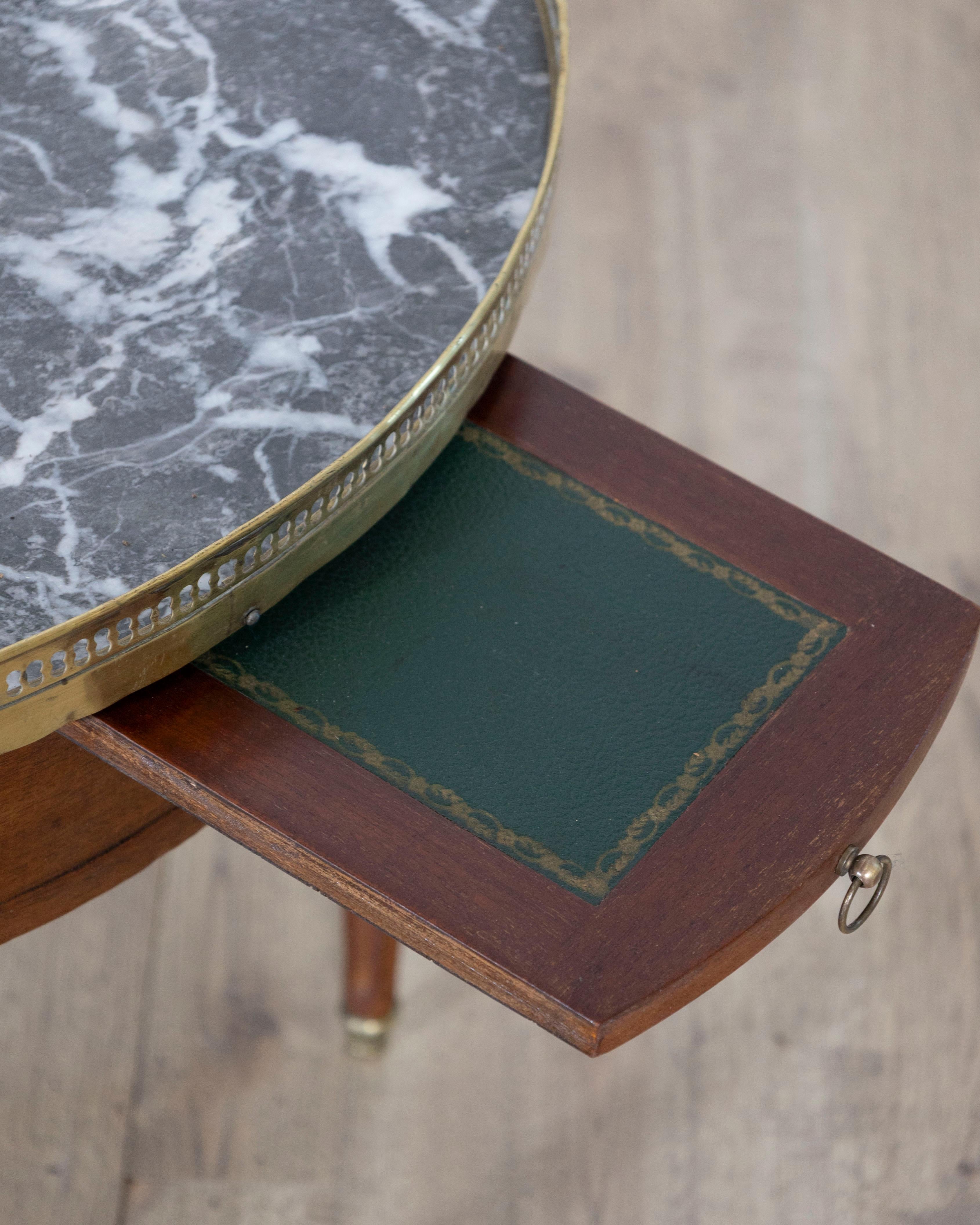 Französischer Mahagoni-Bouillotte-Tisch im Louis-XVI-Stil mit Marmorplatte, Anfang 20. im Angebot 1