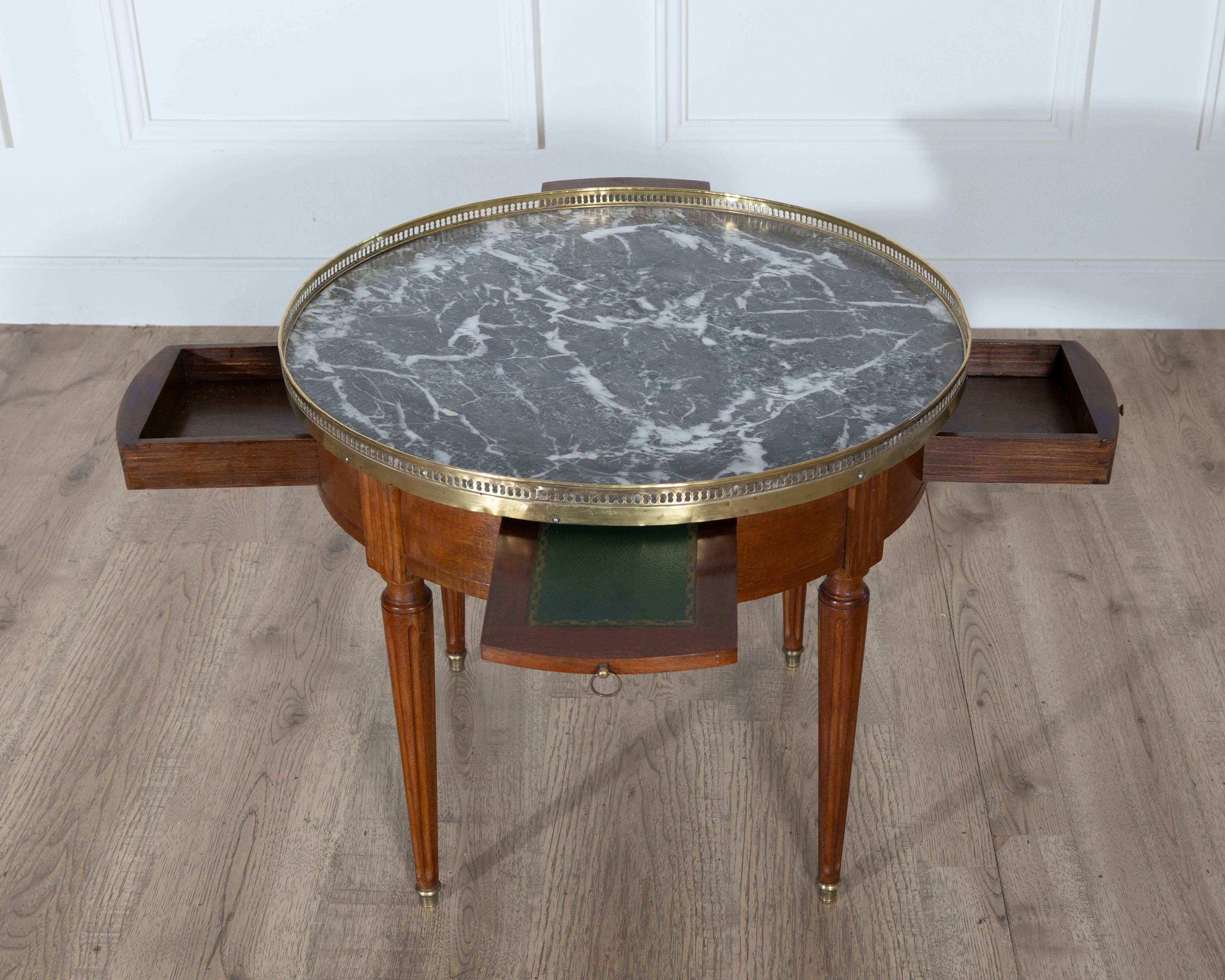 Französischer Mahagoni-Bouillotte-Tisch im Louis-XVI-Stil mit Marmorplatte, Anfang 20. im Angebot 2