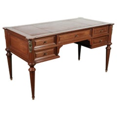 Bureau plat en acajou de style Louis XVI français avec dessus en cuir repoussé