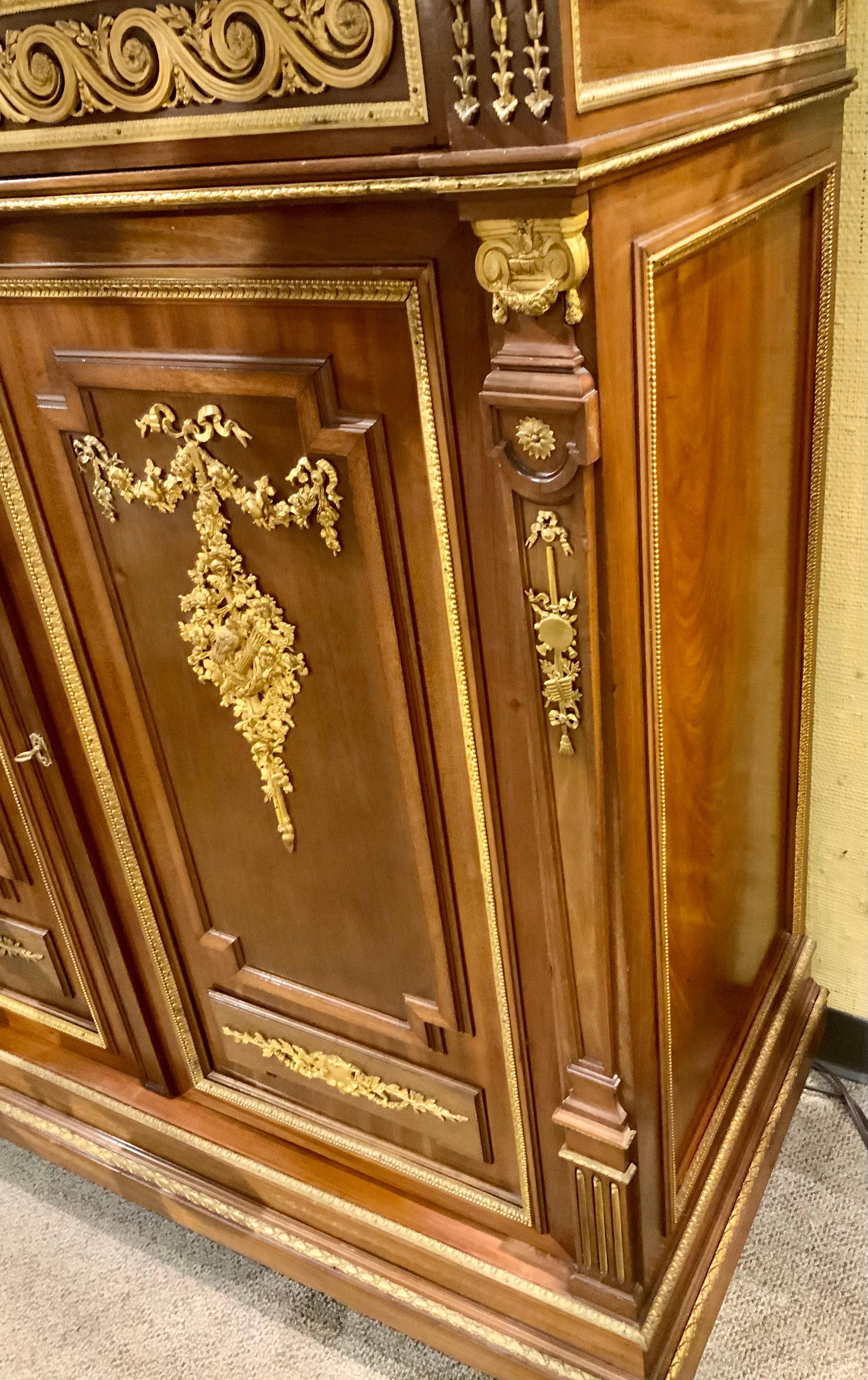 Armadietto francese in mogano in stile Luigi XVI con montature in bronzo dorato In condizioni ottime in vendita a Houston, TX