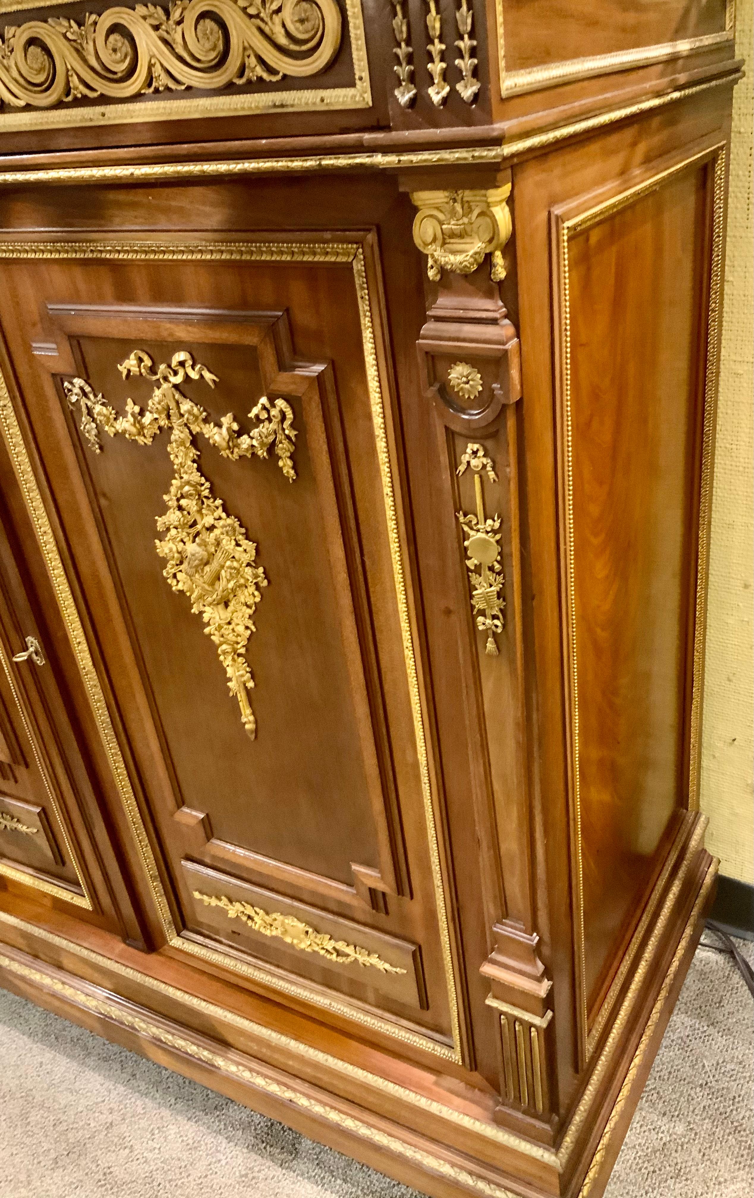 Französischer Mahagoni-Schrank im Louis-XVI.-Stil mit feinen Bronzebeschlägen aus Bronze im Zustand „Hervorragend“ im Angebot in Houston, TX