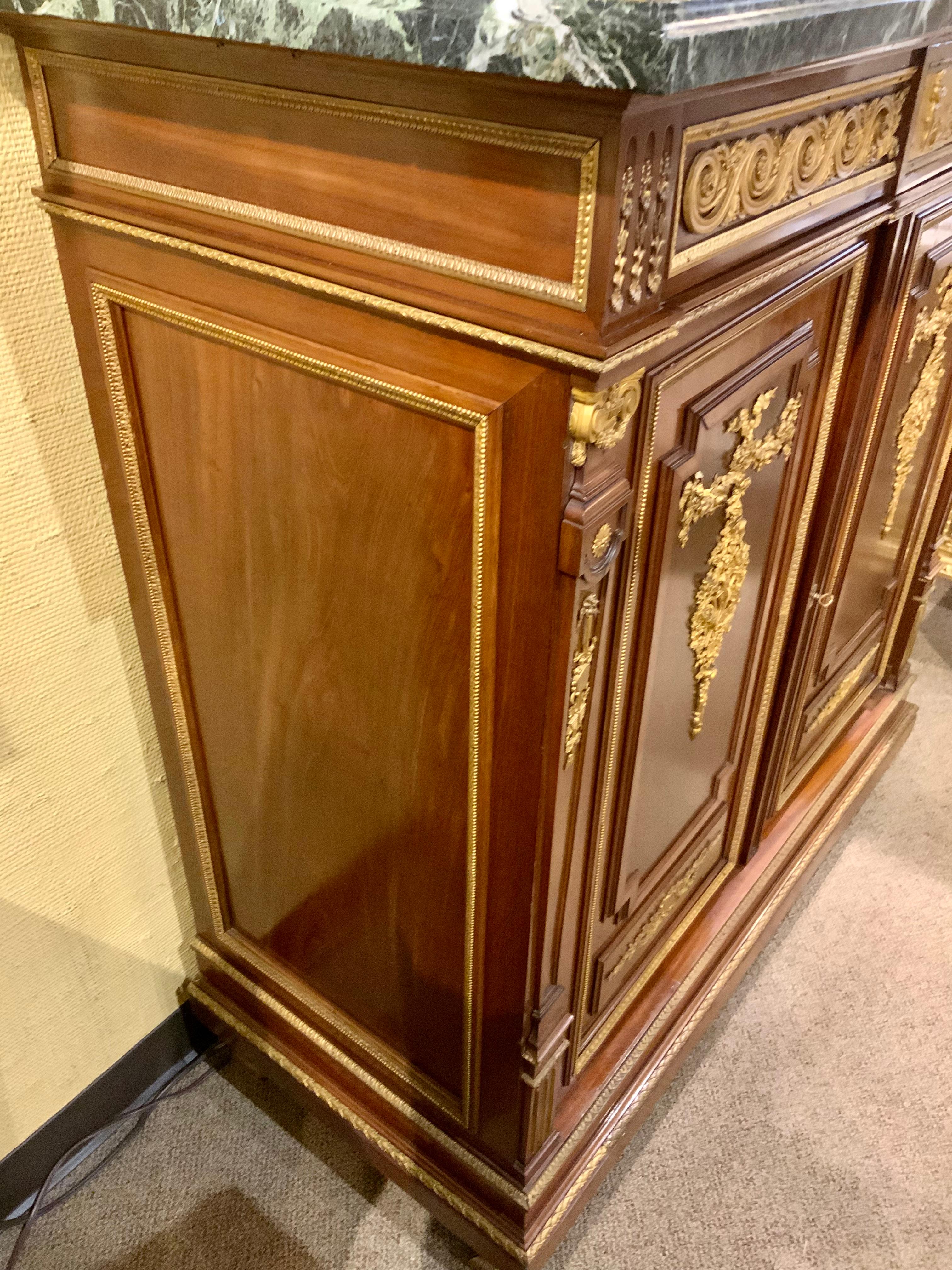 Französischer Mahagoni-Schrank im Louis-XVI.-Stil mit feinen Bronzebeschlägen aus Bronze im Angebot 2