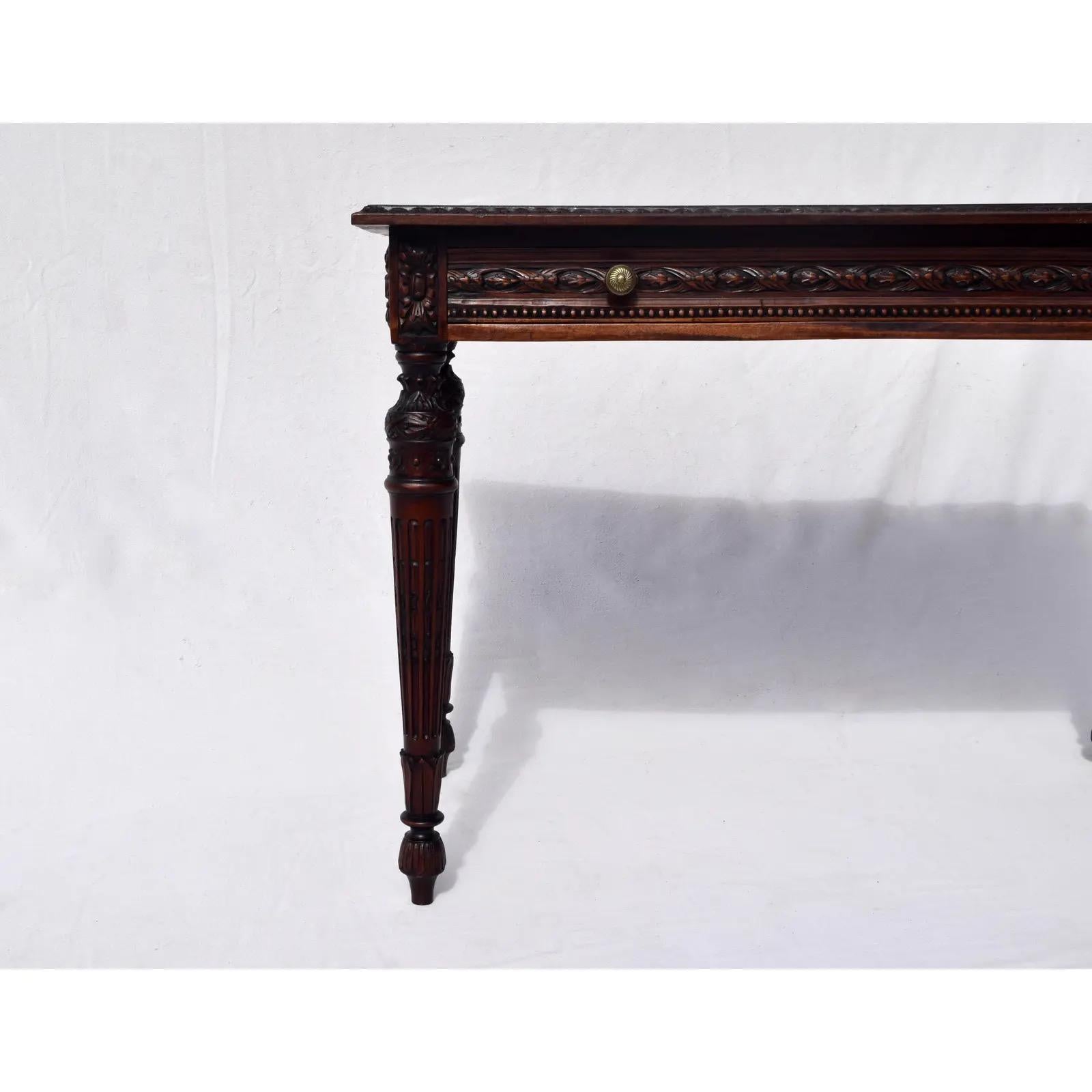 Ottone Scrivania francese intagliata in mogano in stile Luigi XVI in vendita