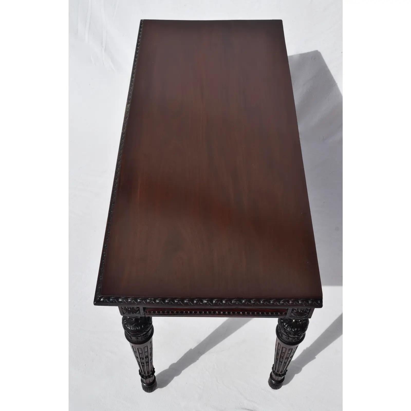 Scrivania francese intagliata in mogano in stile Luigi XVI in vendita 1