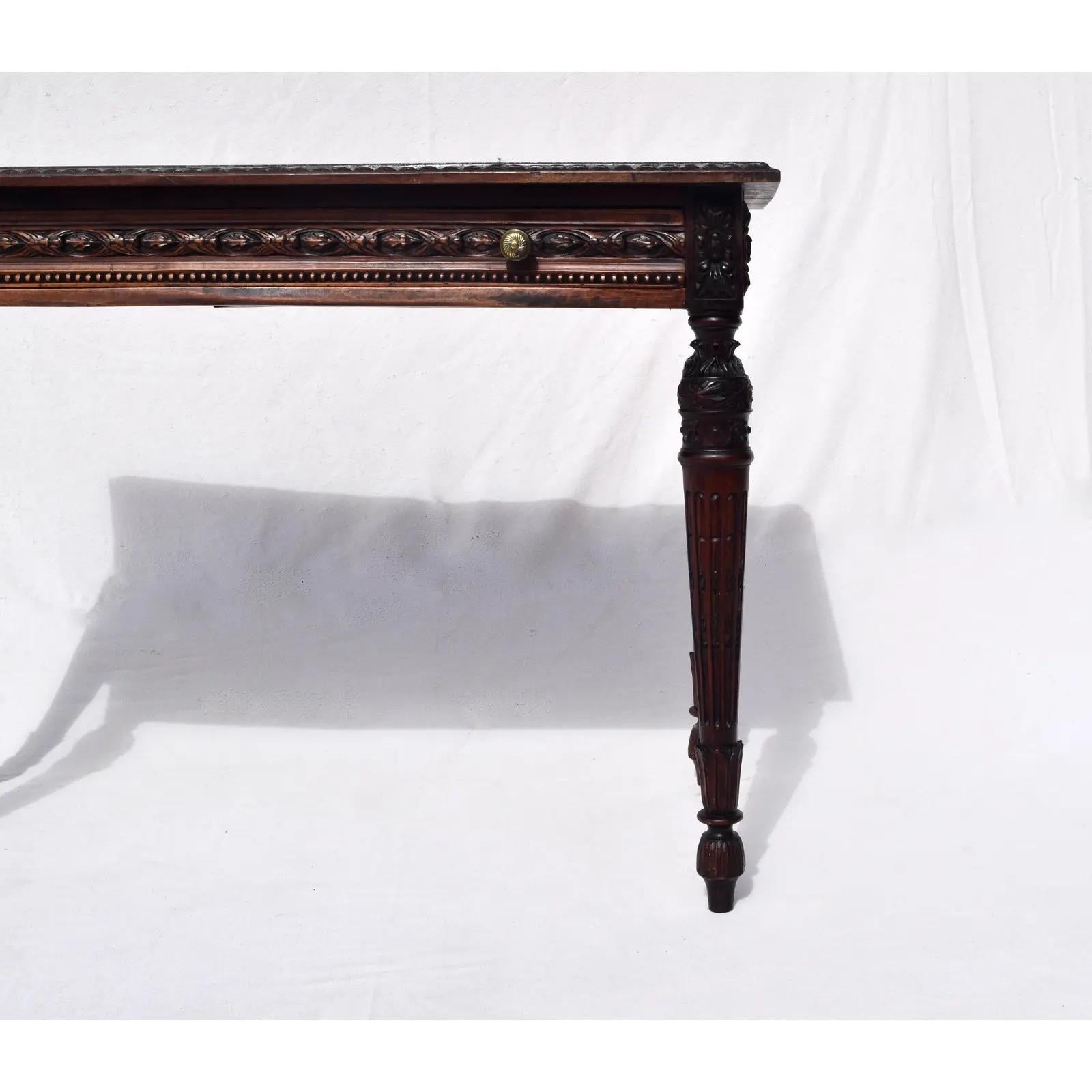 Scrivania francese intagliata in mogano in stile Luigi XVI in vendita 2