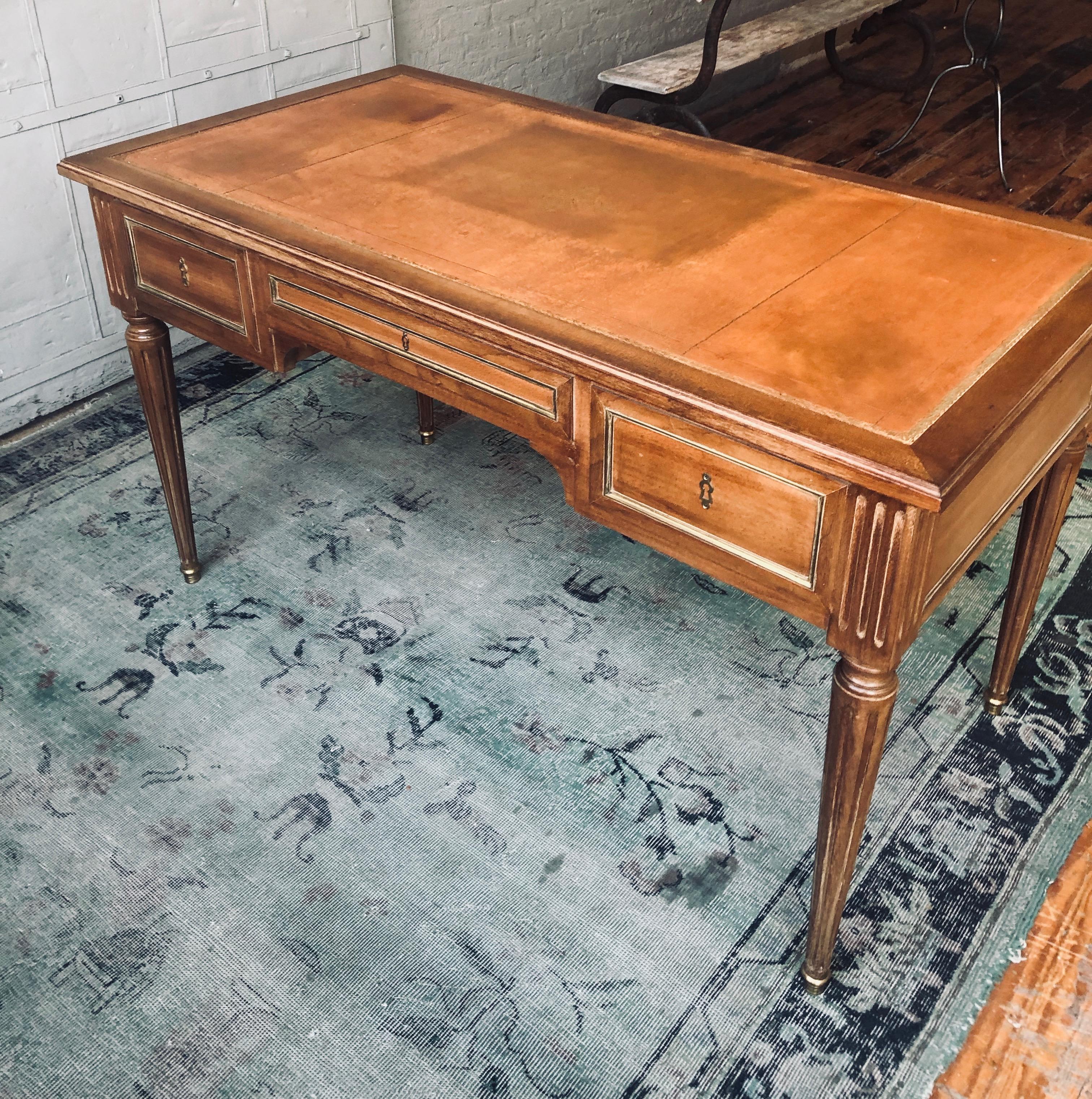 French Louis XVI Style Mahogany Desk with Distressed Leather Top (Französisch)