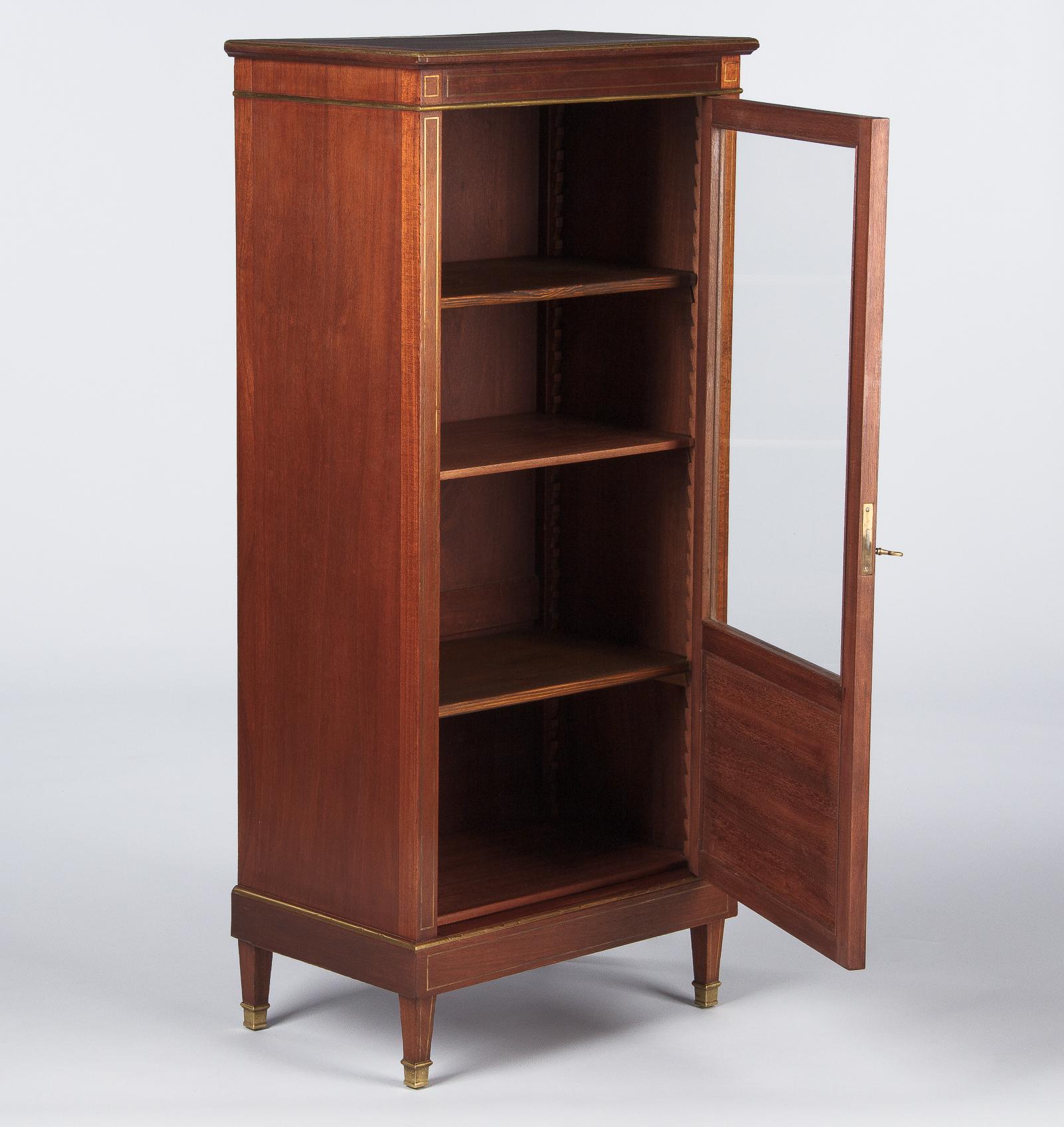 20th Century French Louis XVI Style Mahogany Display Cabinet, Early 1900s