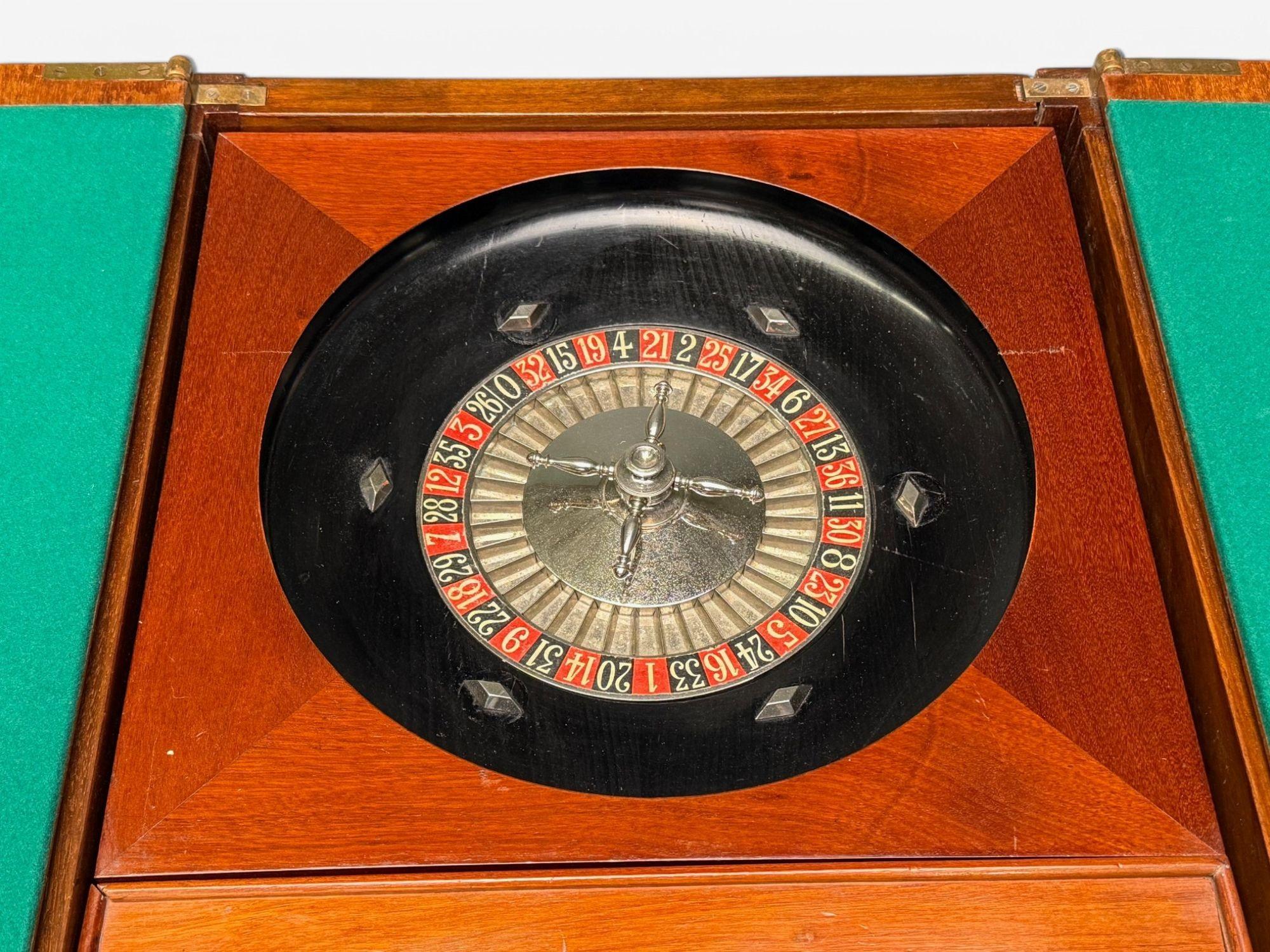 Table de jeu de style Louis XVI en acajou, feutre vert, France, 20e siècle en vente 7