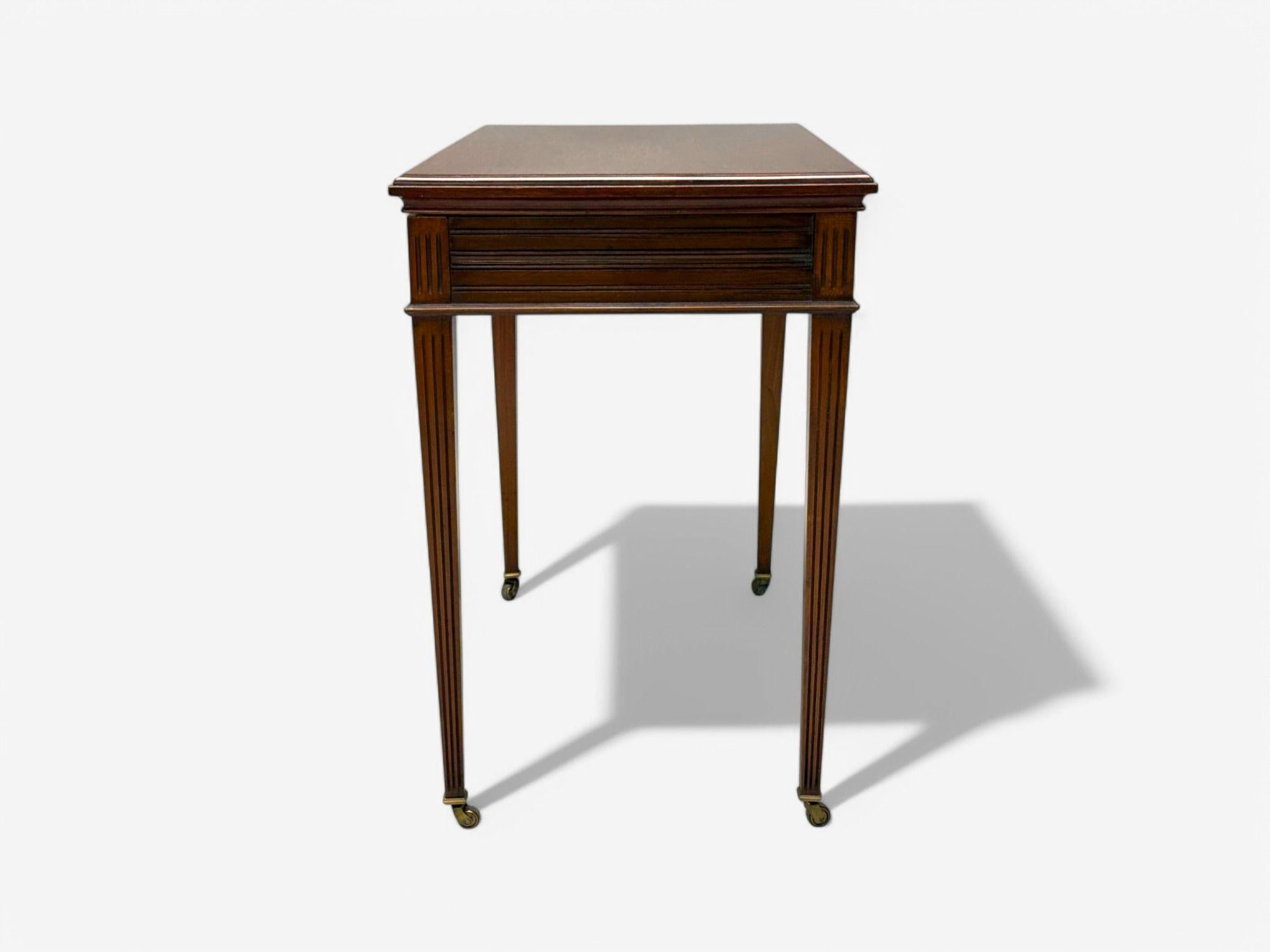 Table de jeu de style Louis XVI en acajou, feutre vert, France, 20e siècle en vente 8
