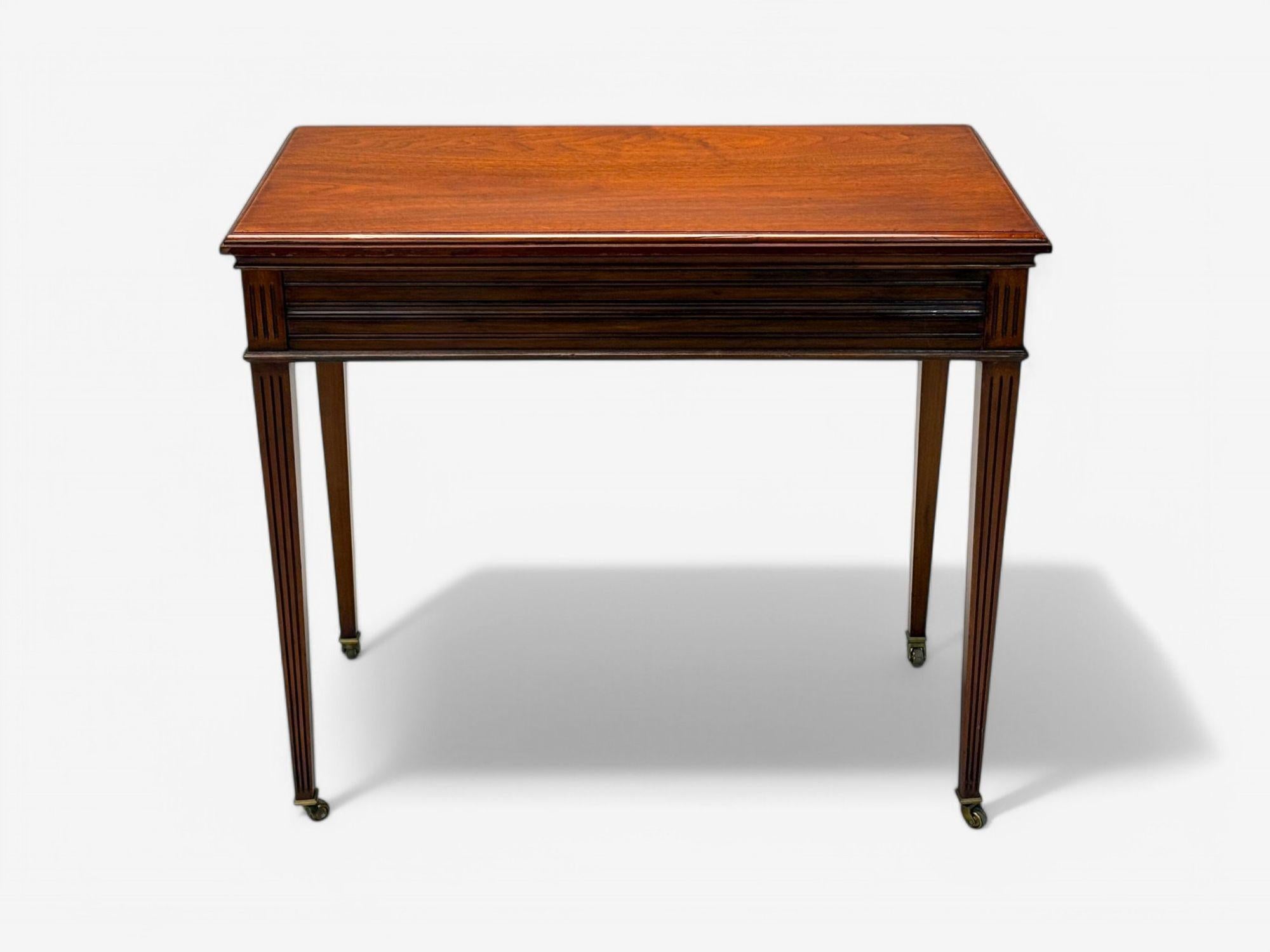 Français Table de jeu de style Louis XVI en acajou, feutre vert, France, 20e siècle en vente