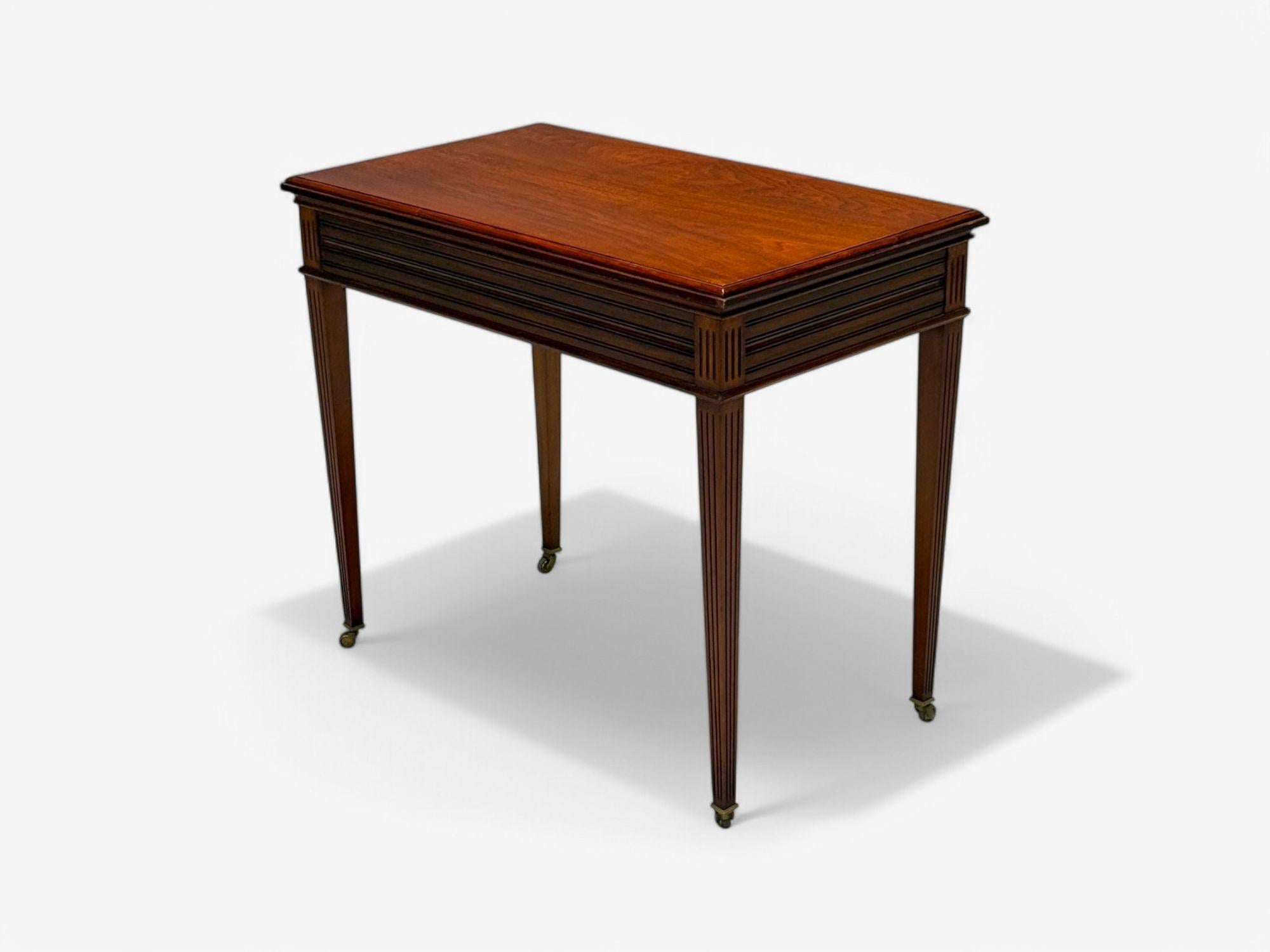 Table de jeu de style Louis XVI en acajou, feutre vert, France, 20e siècle Bon état - En vente à Manhasset, NY