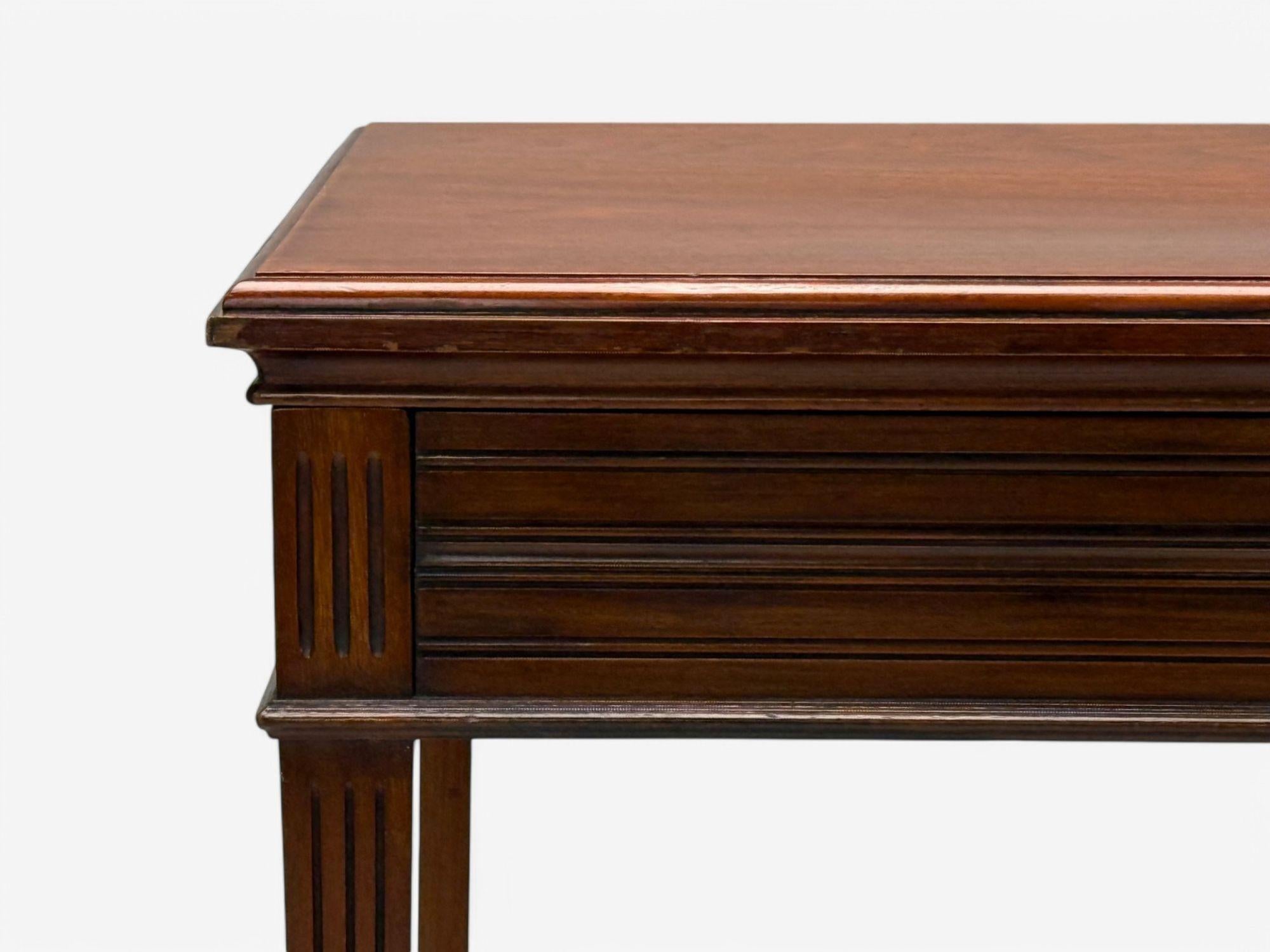 Table de jeu de style Louis XVI en acajou, feutre vert, France, 20e siècle en vente 3