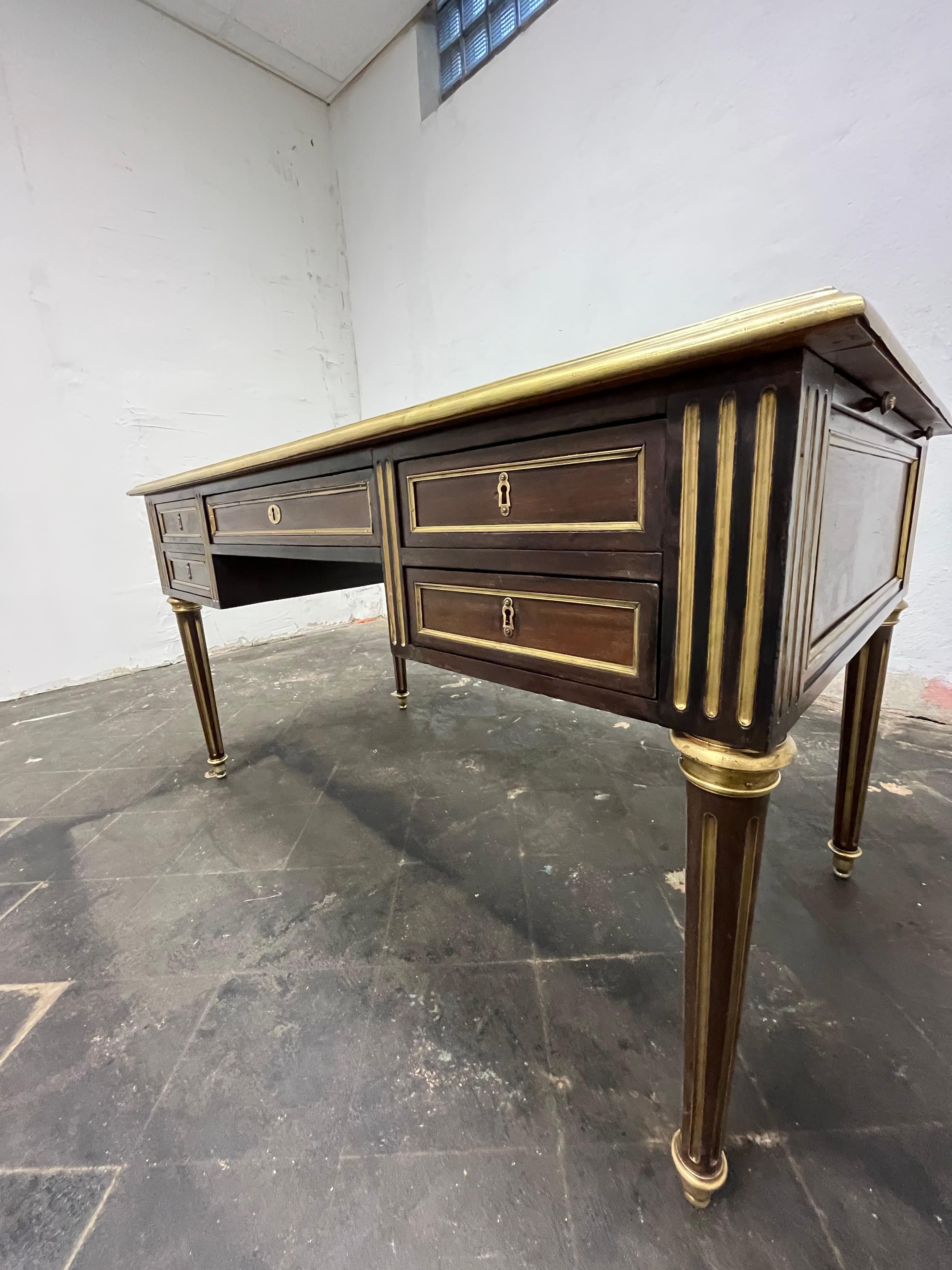 Mahagoni-Schreibtisch im Louis-XVI.-Stil von Napoleon III.-Stil (Messing) im Angebot