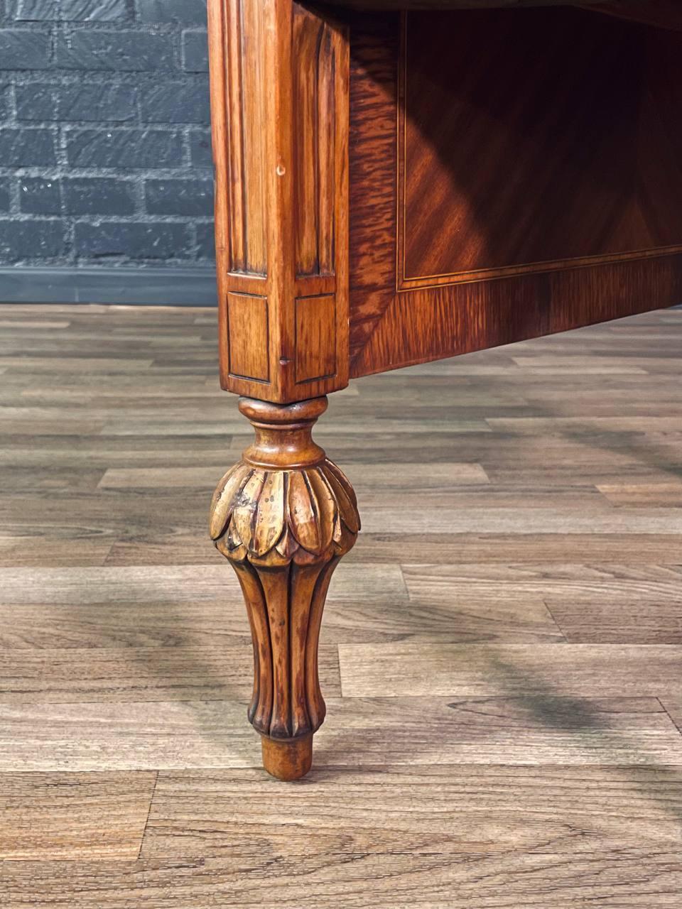 Comodino francese in stile Luigi XVI in mogano e marmo rosa in vendita 4