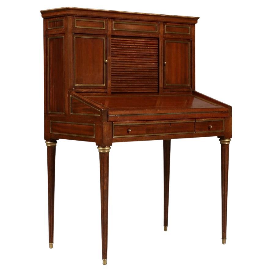 Escritorio secretario francés de caoba estilo Luis XVI con detalles de latón en venta