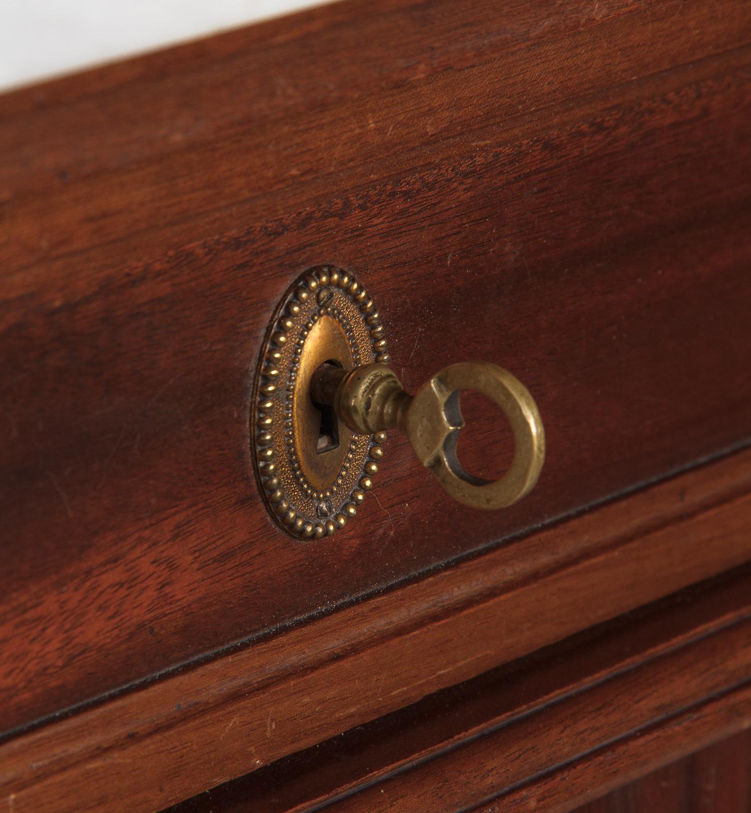 Französisches Mahagoni-Sideboard im Louis-XVI-Stil mit Marmorplatte:: Anfang 1900 4