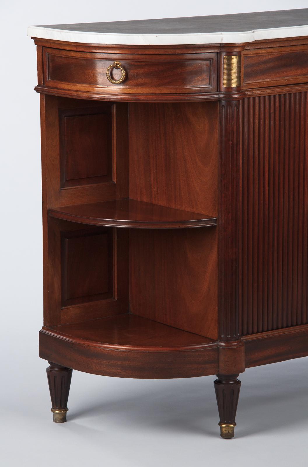 Französisches Mahagoni-Sideboard im Louis-XVI-Stil mit Marmorplatte:: Anfang 1900 im Zustand „Gut“ in Austin, TX
