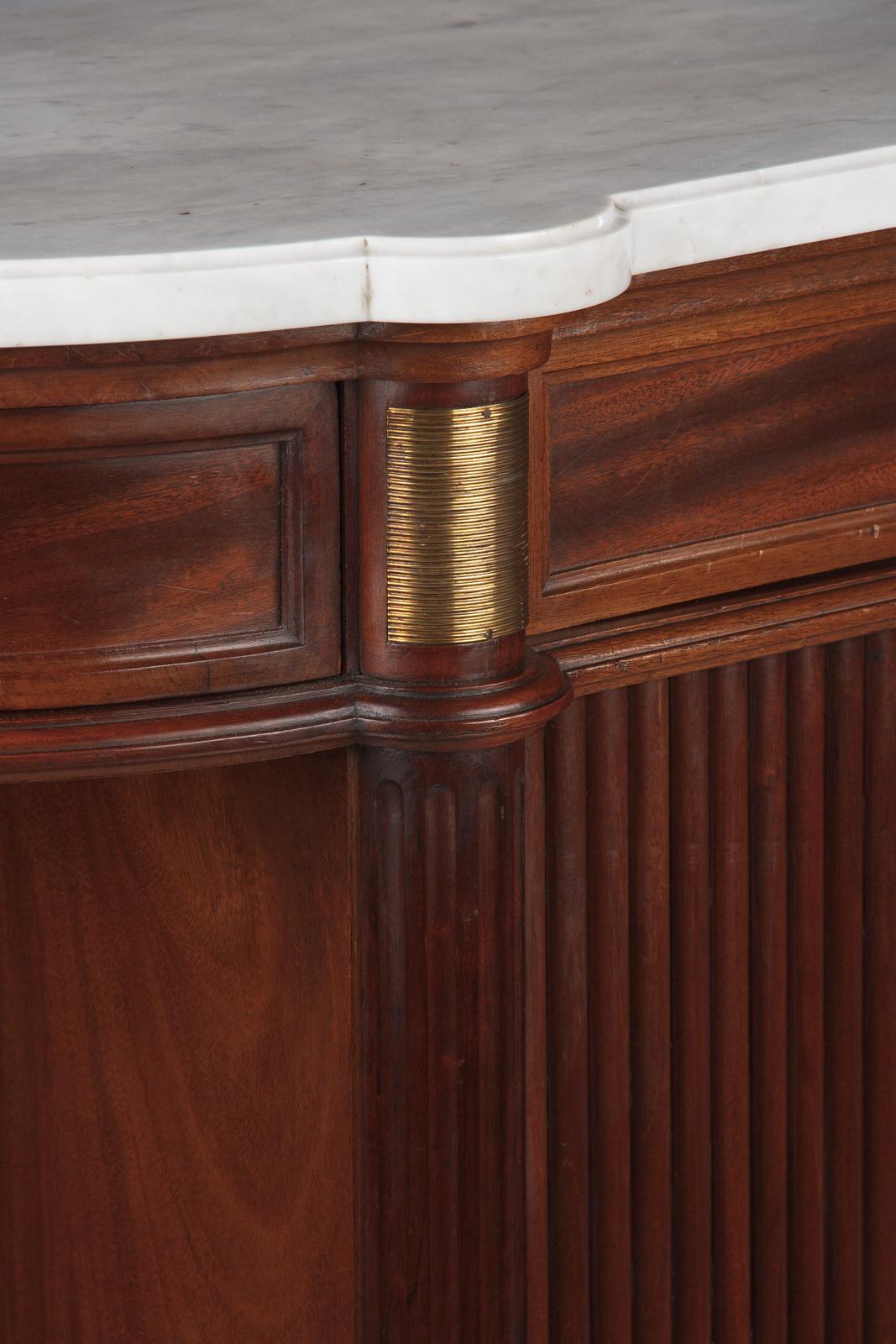 Französisches Mahagoni-Sideboard im Louis-XVI-Stil mit Marmorplatte:: Anfang 1900 (20. Jahrhundert)