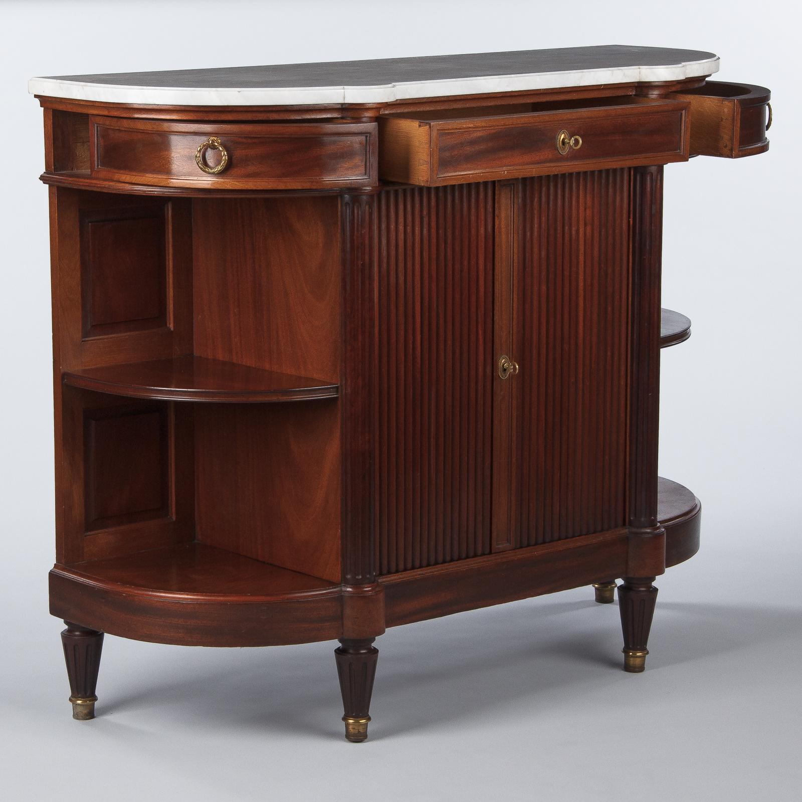 Französisches Mahagoni-Sideboard im Louis-XVI-Stil mit Marmorplatte:: Anfang 1900 (Messing)