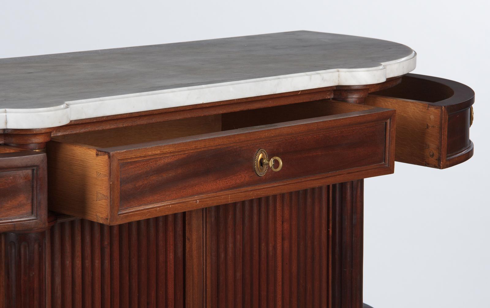 Französisches Mahagoni-Sideboard im Louis-XVI-Stil mit Marmorplatte:: Anfang 1900 1