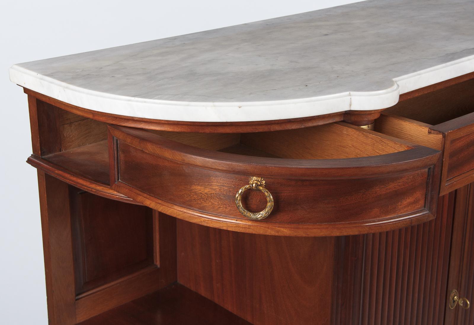 Französisches Mahagoni-Sideboard im Louis-XVI-Stil mit Marmorplatte:: Anfang 1900 2