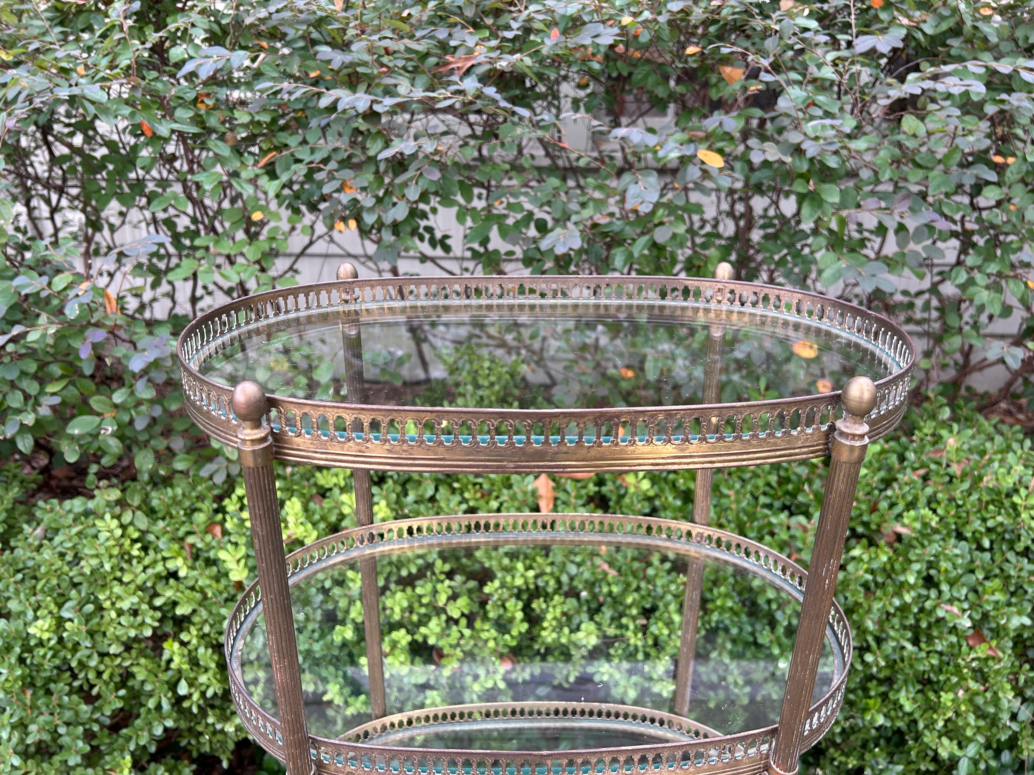 Table inspirée de la Maison Bauges de style Louis XVI.
Nous vous proposons un superbe objet de style Louis XVI en laiton, à trois niveaux, de forme ovale.  table, table d'appoint ou guéridon à trois étages en verre avec une galerie percée.
Cette