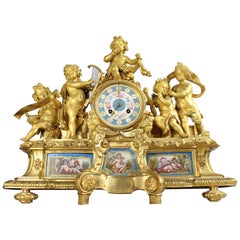 Pendule de cheminée française de style Louis XVI avec plaques de Sèvres, datant d'environ 1870