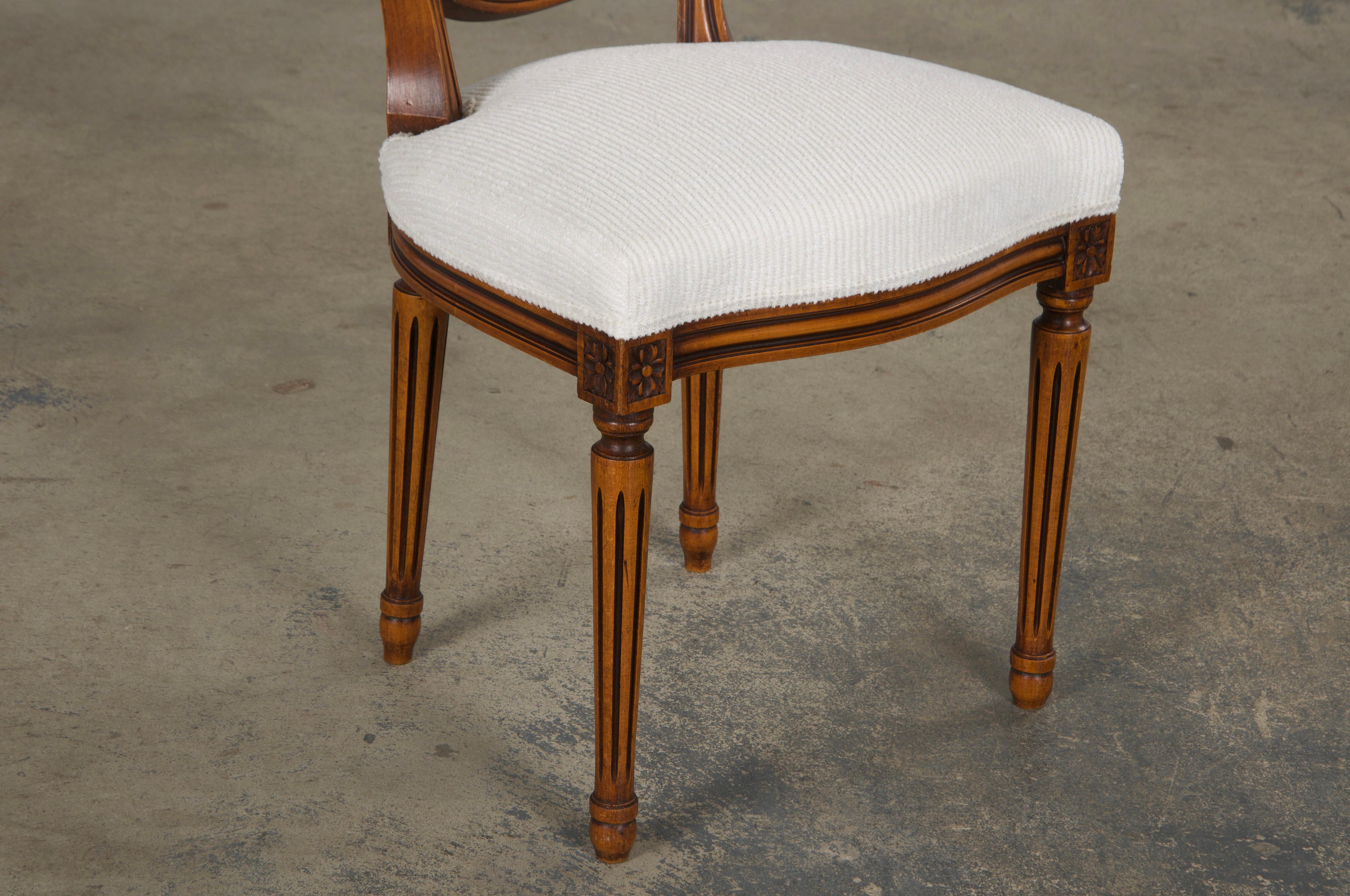Sedie da pranzo francesi in stile Luigi XVI in acero con ciniglia bianca - Set di 6 in vendita 5