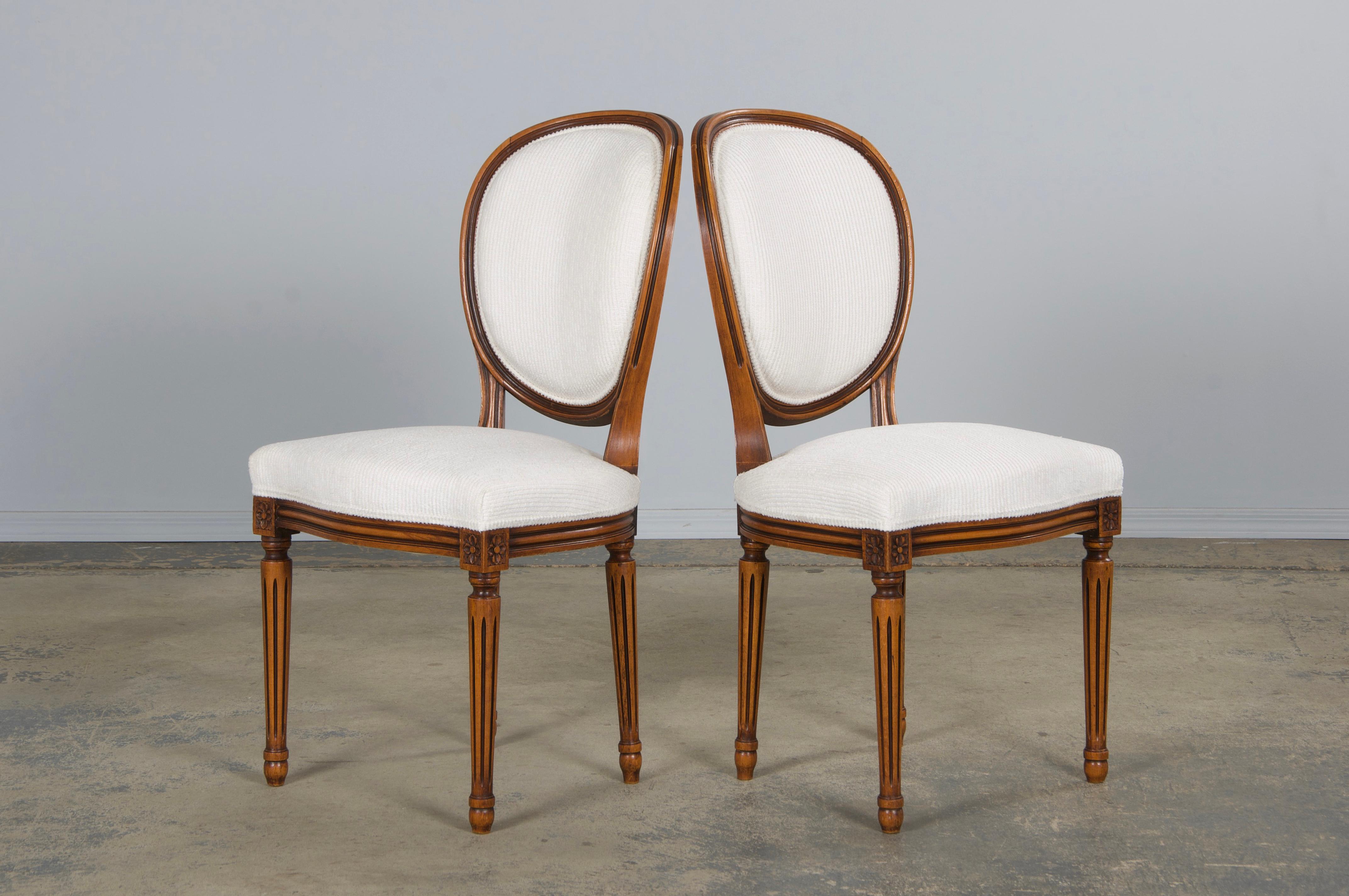 Sedie da pranzo francesi in stile Luigi XVI in acero con ciniglia bianca - Set di 6 in vendita 8