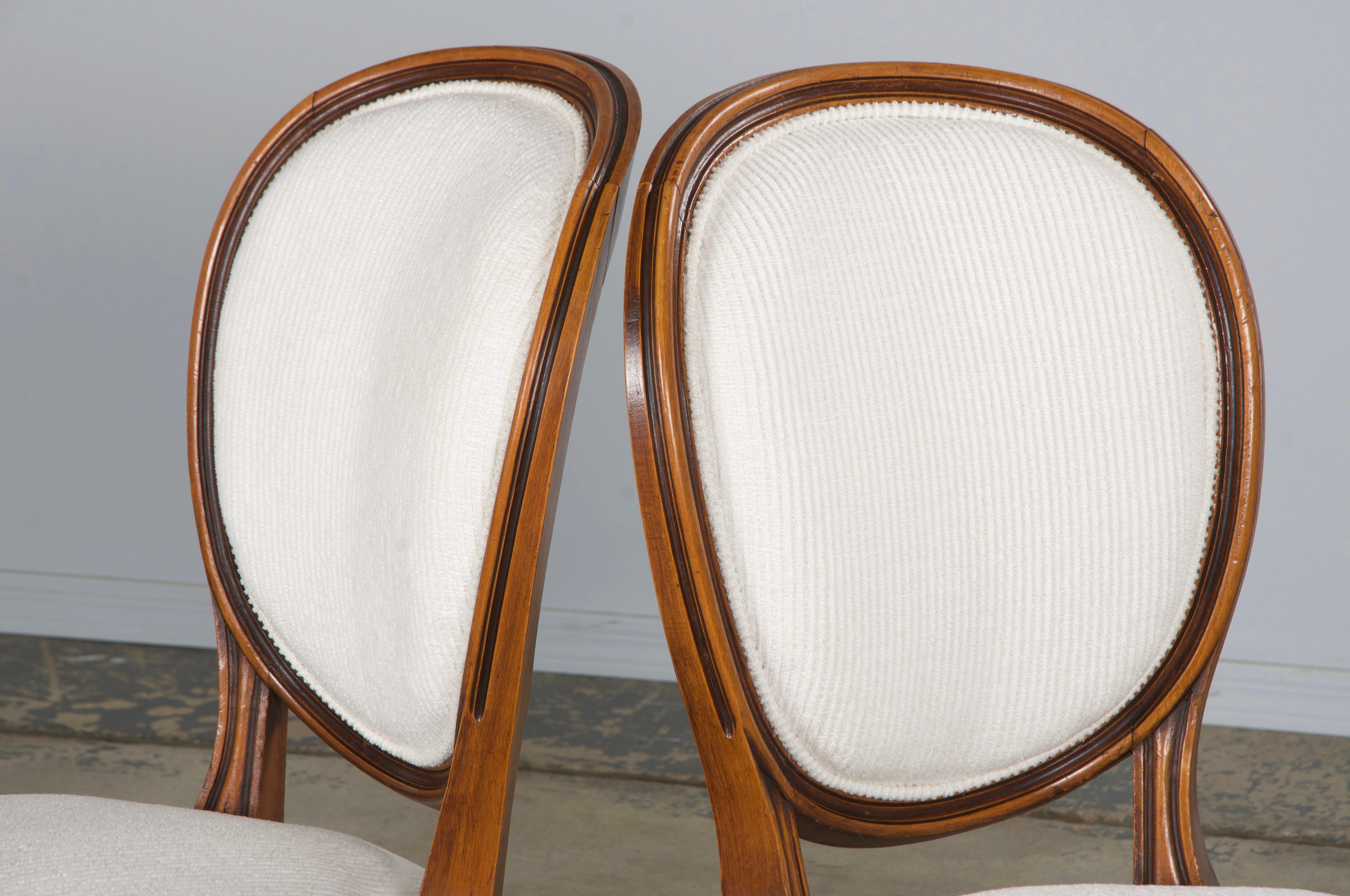 Sedie da pranzo francesi in stile Luigi XVI in acero con ciniglia bianca - Set di 6 in vendita 9
