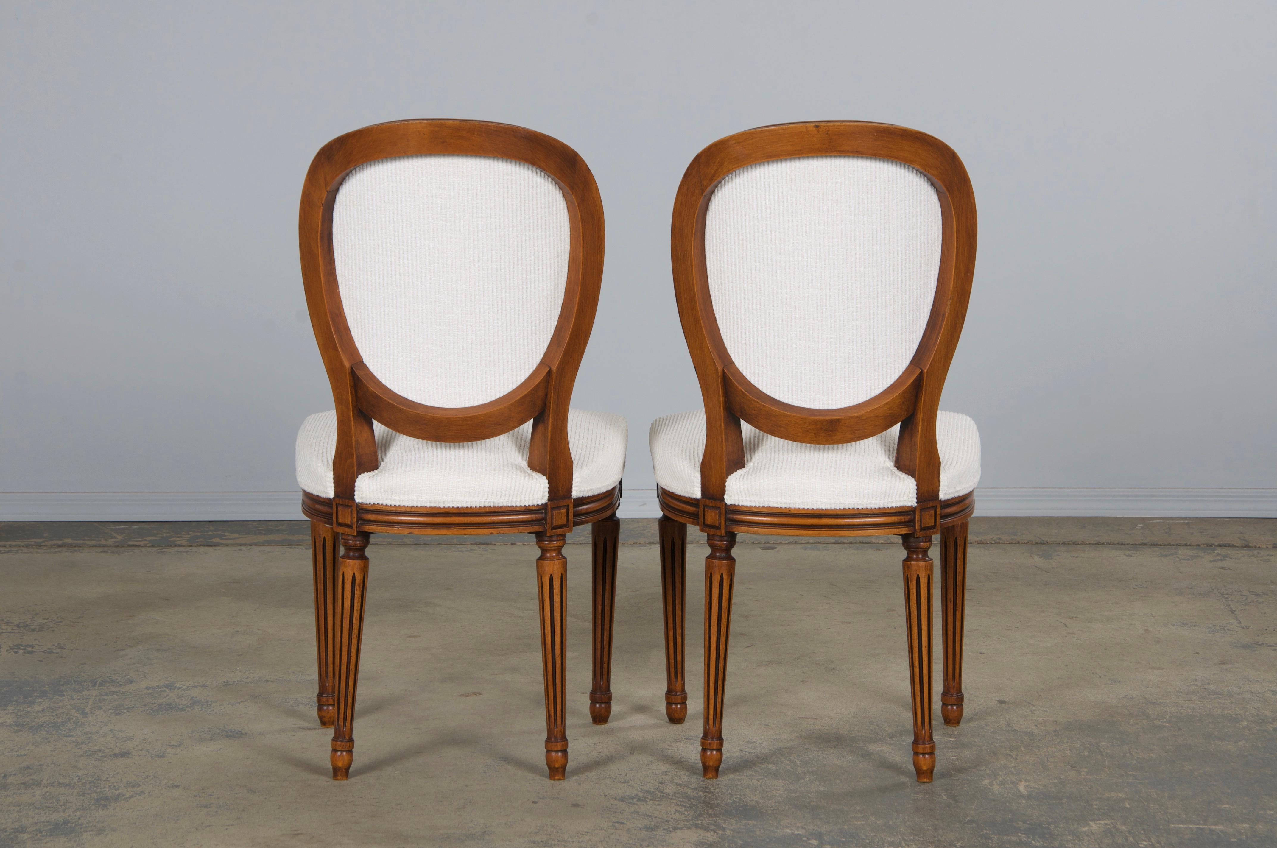 Sedie da pranzo francesi in stile Luigi XVI in acero con ciniglia bianca - Set di 6 in vendita 10