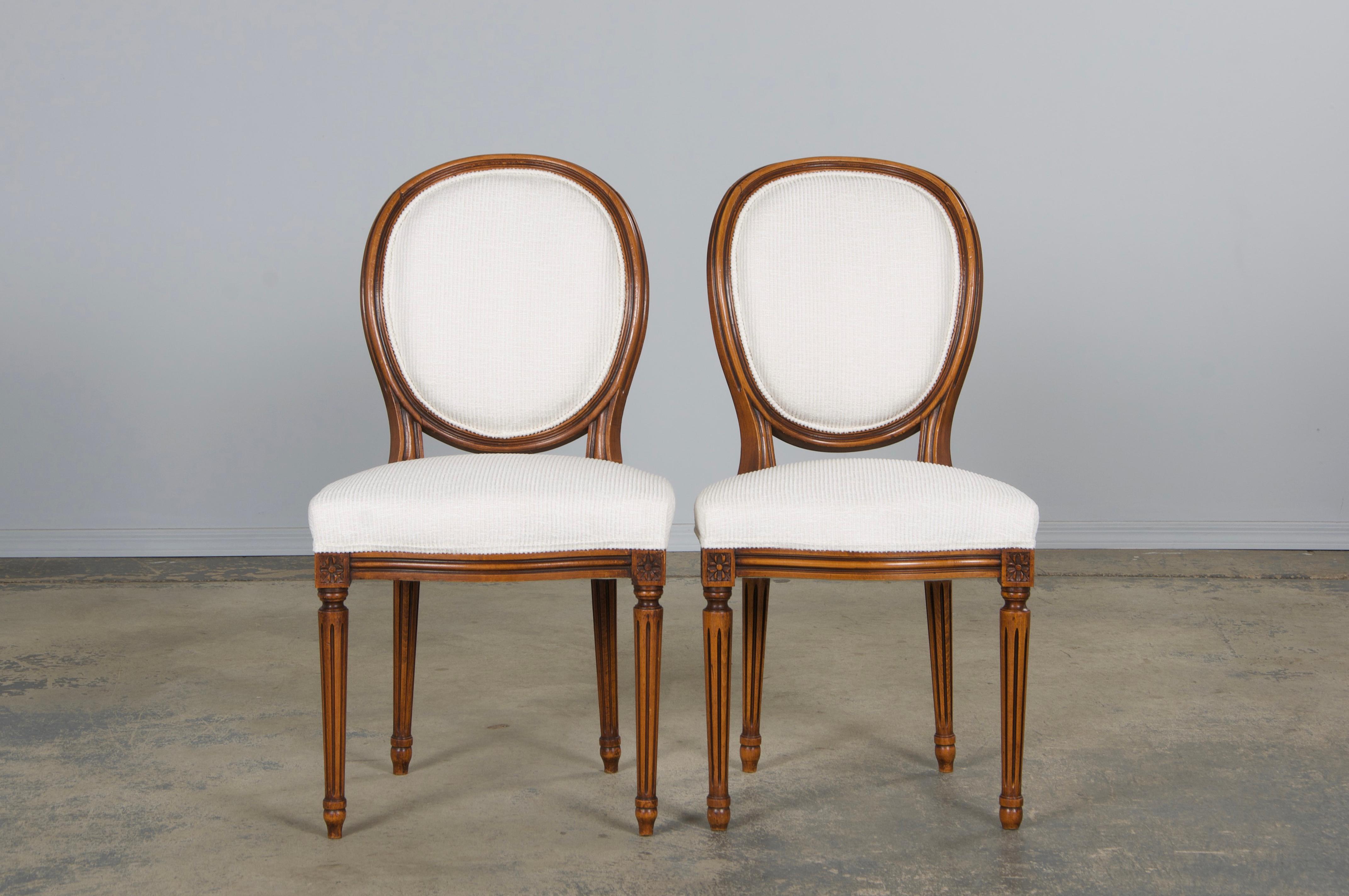 Ciniglia Sedie da pranzo francesi in stile Luigi XVI in acero con ciniglia bianca - Set di 6 in vendita