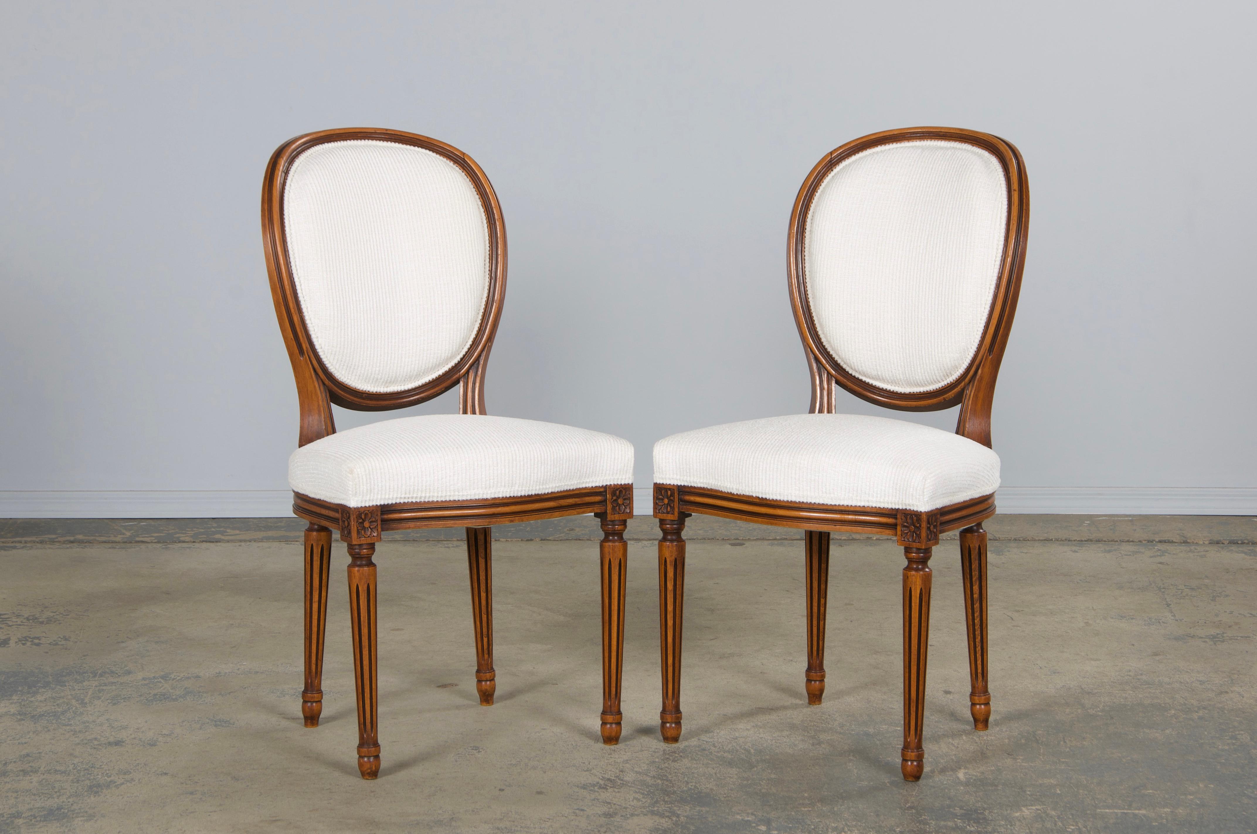Sedie da pranzo francesi in stile Luigi XVI in acero con ciniglia bianca - Set di 6 in vendita 1